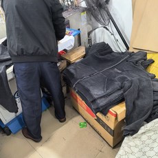 BLCG 25FW反转可乐拉链帽衫 S-L 面料采用380G纯棉平纹布 表面非市场现成毛圈面料 我们遵循原版表面订制抓 BLCG 25FW反转可乐拉链帽衫 S-L 面料采用380G纯棉平纹布 表面非市场现成毛圈面料 我们遵循原版表面订制抓