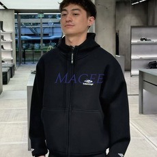 BLCG 25FW滑雪系列拉链外套 XS-M 面料采用高支高密平纹针织 表面呈现出极致的细腻光滑的手感 内里采用天鹅绒 BLCG 25FW滑雪系列拉链外套 XS-M 面料采用高支高密平纹针织 表面呈现出极致的细腻光滑的手感 内里采用天鹅绒