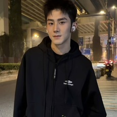 BLCG 25FW滑雪系列拉链外套 XS-M 面料采用高支高密平纹针织 表面呈现出极致的细腻光滑的手感 内里采用天鹅绒 BLCG 25FW滑雪系列拉链外套 XS-M 面料采用高支高密平纹针织 表面呈现出极致的细腻光滑的手感 内里采用天鹅绒