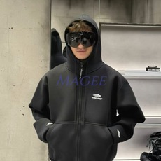 BLCG 25FW滑雪系列拉链外套 XS-M 面料采用高支高密平纹针织 表面呈现出极致的细腻光滑的手感 内里采用天鹅绒 BLCG 25FW滑雪系列拉链外套 XS-M 面料采用高支高密平纹针织 表面呈现出极致的细腻光滑的手感 内里采用天鹅绒