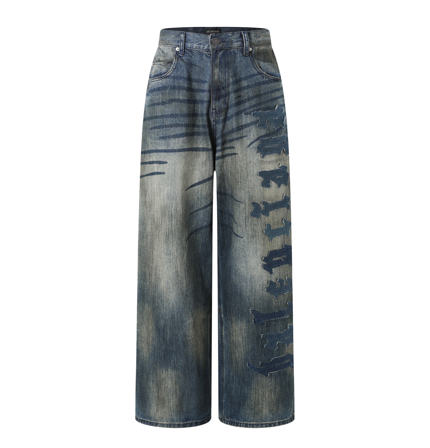 NO:860811,BLCG 26SS patch letter embroidered washed jeans  Heavy retro distressed wash. The whole is made of retro mud dyeing + heavy stone wash/enzyme wash. It has a wide range of whiskers, water ripples, and partial fading and whitening effects, simulating the aged texture of natural fading after years of wearing. There are gradual fading levels on the front, knees, and hems of the trousers. Dirty wash/distressed color mixing creates a distressed wasteland style, which is different from ordinary conventional jeans.  The diagonal dark scratches on the front and back of the trousers use a digital direct-injection counter-printing process to restore the original blue cat's whisker effect and distinguish the wrong version on the market. The vertical Gothic font on the side of the trousers is made of denim patches of the same color + rough edges. The entire body is laser burned to create the letter shape. Finally, the whole body is fixed with positioning and embroidery using an imported embroidery machine. The process is extremely complicated and cumbersome.  Wide-legged Baggy cut, with panel splicing and crimping on the back waist and middle part of the trouser legs, reinforcing the version while adding a sense of retro workwear structure, double-thread embedded clips throughout the car + special sewing thread for thick denim, double reinforcement of stress-bearing parts, wear-resistant and wear-resistant. Details are destroyed and polished, waist edges, pocket edges, and seams are all hand-edged, slightly damaged, and frayed raw edges. Each distressed texture has a unique natural difference. Balenciaga - Clothing, balenciaga, jean,19860909BLCG 26SS贴布字母绣花水洗牛仔裤 XS-L 面料采用重磅斜纹牛仔棉布（高克重全棉丹宁）克重高、硬挺有型,能很好撑起阔腿裤的宽松廓形,久穿不易软塌变形,纯棉材质透气性强,复古穿着质感拉满.原生牛仔布经过特殊水洗预处理,自带自然的旧化灰调底色,复古氛围感先天拉满. 重度复古做旧水洗 整体做复古泥染+重石洗/酵素水洗,大范围的猫须、水波纹、局部褪色磨白效果,模拟多年穿着自然落色的旧化质感,裤身正面、膝盖、裤脚位置都有渐变的褪色层次.脏洗/旧化调色,打造做旧废土风的深浅色差,区别于普通常规牛仔. 裤身前后的猫须斜向深色划痕纹路,采用数码直喷对位印花工艺,还原原版蓝色猫须效果,区分市场错误版本. 裤侧的竖排哥特字体,是同色系牛仔布贴布+毛边散边处理,整体激光烧花出字母形状,最后周身采用进口绣花机定位绣花固定,工艺极其复杂繁琐 宽版阔腿Baggy剪裁,后腰、裤腿中段做裁片拼接压线,加固版型同时增加工装复古结构感,全车双线埋夹+粗股牛仔专用缝纫线,受力部位双重加固,耐磨耐穿 细节破坏打磨,腰边、口袋边缘、缝线处都做了手工磨边、轻微破坏、磨损毛边处理,每一条的做旧纹理都有独一无二的自然差异.,巴黎世家-服装,balenciaga,jeans,,Women's clothing