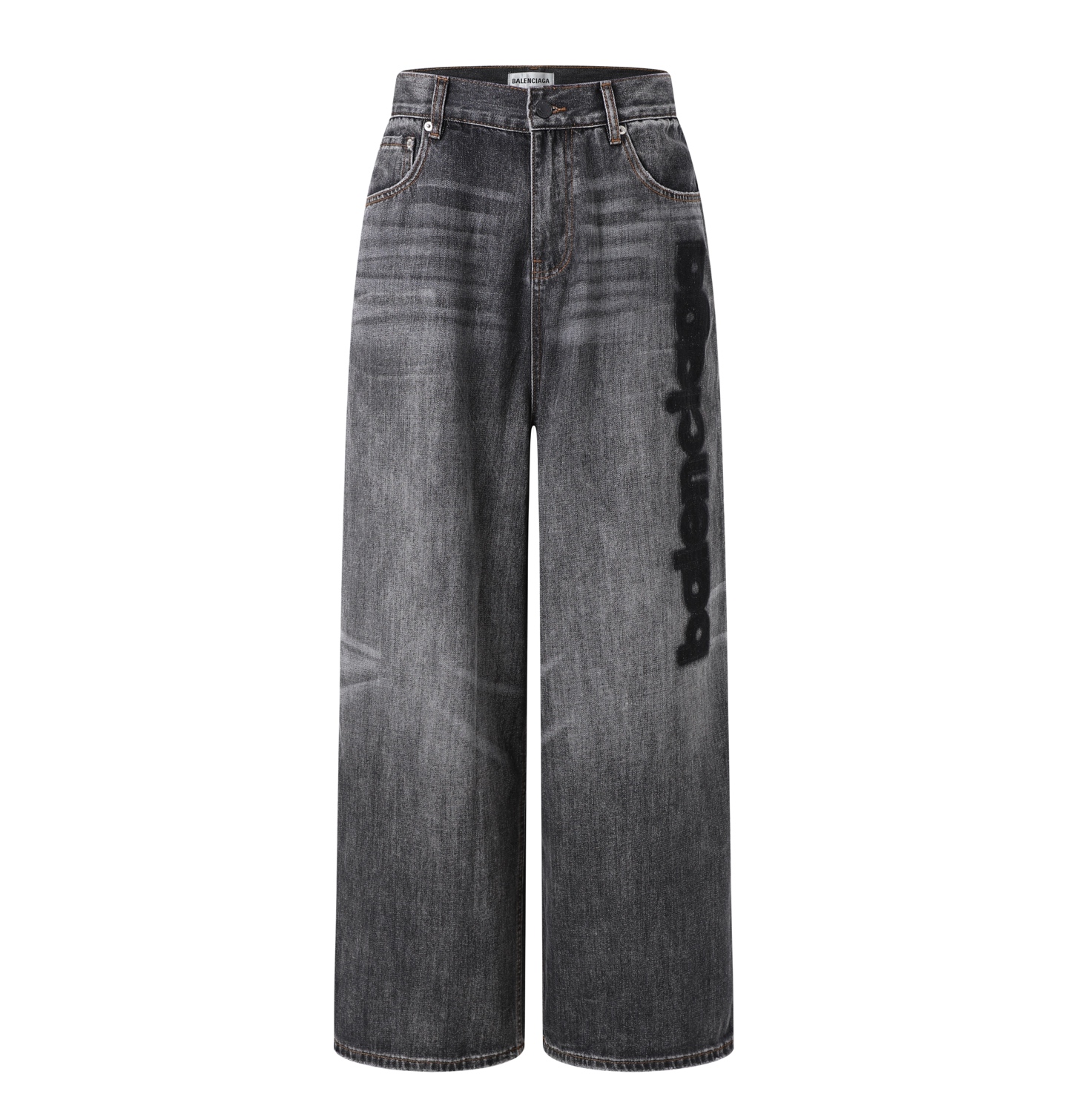NO:860800,BLCG 26SS washed gray letter jeans  Heavy gradient whisker washing, the front thigh, crotch, and front of the trouser legs are done with a three-dimensional hand-wiped whisker + horse whitening process, which naturally transitions into a whitening arc of shades of light and dark, instead of a rigid fading of the whole piece, restoring the natural fading and aging effect of decades of real wear. A large area of horizontal water ripples on the back is swept away, giving a strong sense of layering.  For vertical laser discharge printing of letters on the side of the trousers, the dye discharge agent is first used to destroy the original black and gray background color of the denim, and the dark dye is 'removed', leaving a light background color of the letters on the fabric background, instead of directly superimposing black printing on the dark cloth.  On top of the finished letter base, high-density embroidery/three-dimensional embroidery is done. The embroidery thread is matte black and forms a high-level contrast with the denim charcoal gray. It looks low-key from a distance and has a three-dimensional relief feeling when looking close. Balenciaga - Clothing, balenciaga, jeans,19860909BLCG 26SS水洗灰字母牛仔裤 XS-L 面料采用重磅13-14盎司的斜纹牛仔棉布,长绒棉牛仔底布,布面厚实挺括,自带强骨感,能撑起这种超宽阔腿的裤型,久穿不易塌软变形. 重度渐变猫须水洗,正面大腿、裆部、裤腿正面做了立体手擦猫须+马骝扫白工艺,自然过渡出深浅明暗的磨白弧度,不是死板的整片褪色,还原真实穿着几十年的自然落色旧化效果,背面横向大面积水波纹扫褪,层次感极强. 裤身侧面竖向激光拔印字母印花,先利用拔染剂破坏原本牛仔布的黑灰色底色,把深色染料“拔除”,在布料本底上留出字母浅底色,而不是直接在深色布面上叠加黑色印花. 在拔印完成的字母基底之上,再做高密度刺绣/立体绣花,绣线哑光黑调,和牛仔炭灰色形成高级明暗对比,远看低调、近看极具立体浮雕感,巴黎世家-服装,balenciaga,jeans,,Women's clothing