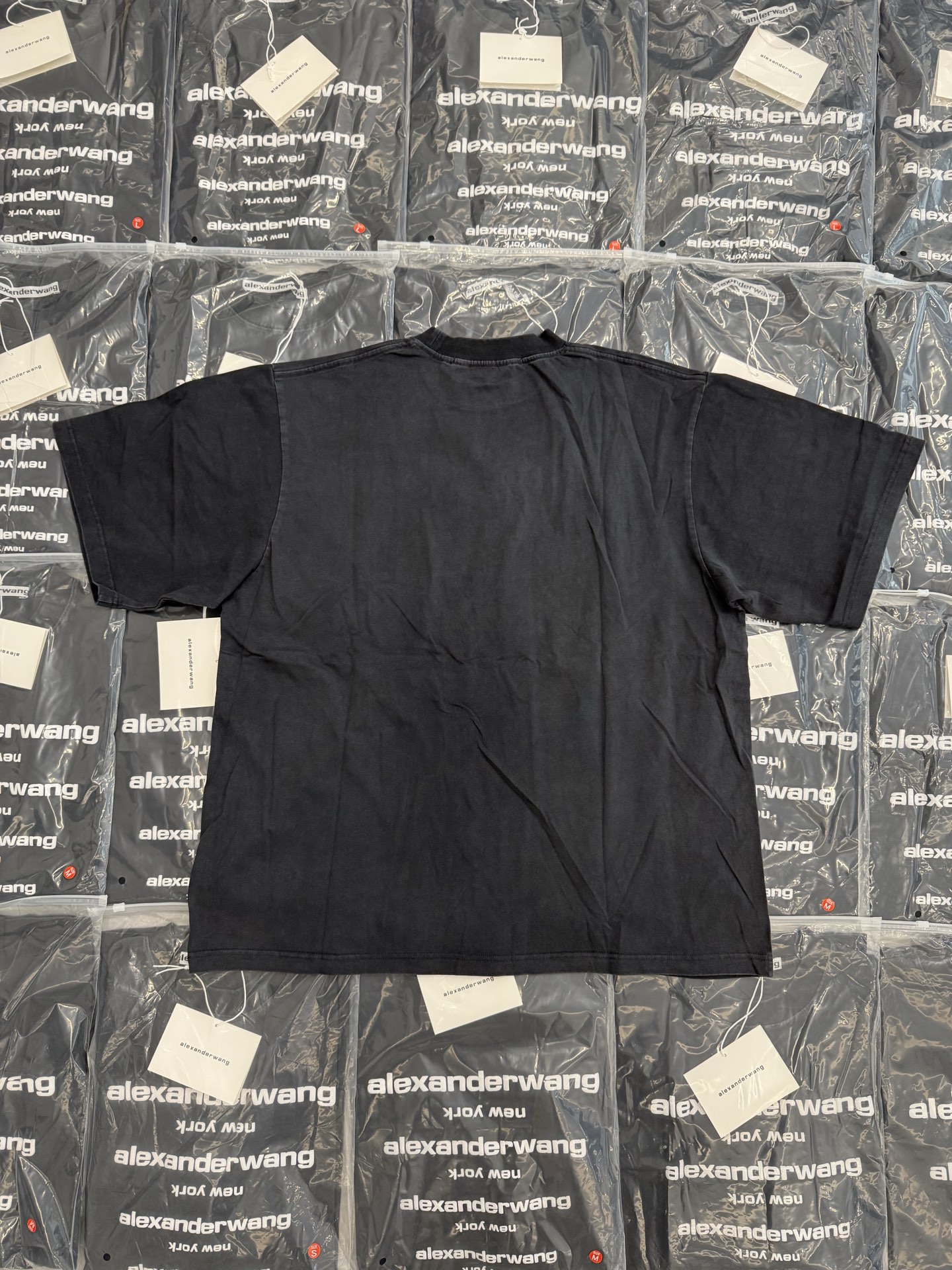 。Alexander Wang 26SS倒置多排字母短袖 S-L面料采用100%高支精梳全棉平纹针织布，