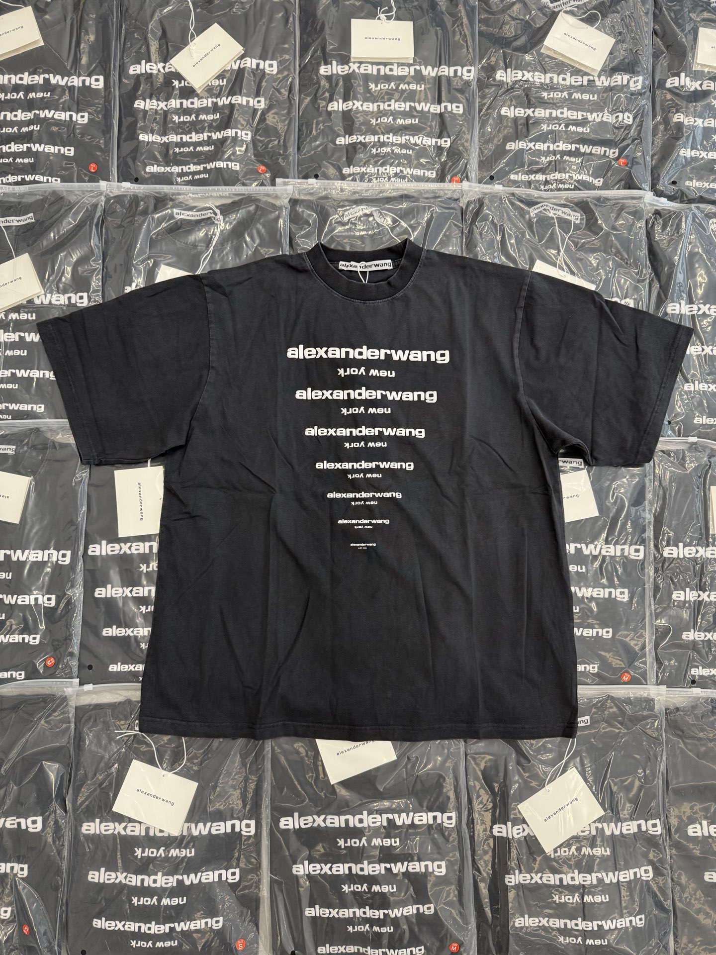 。Alexander Wang 26SS倒置多排字母短袖 S-L面料采用100%高支精梳全棉平纹针织布，