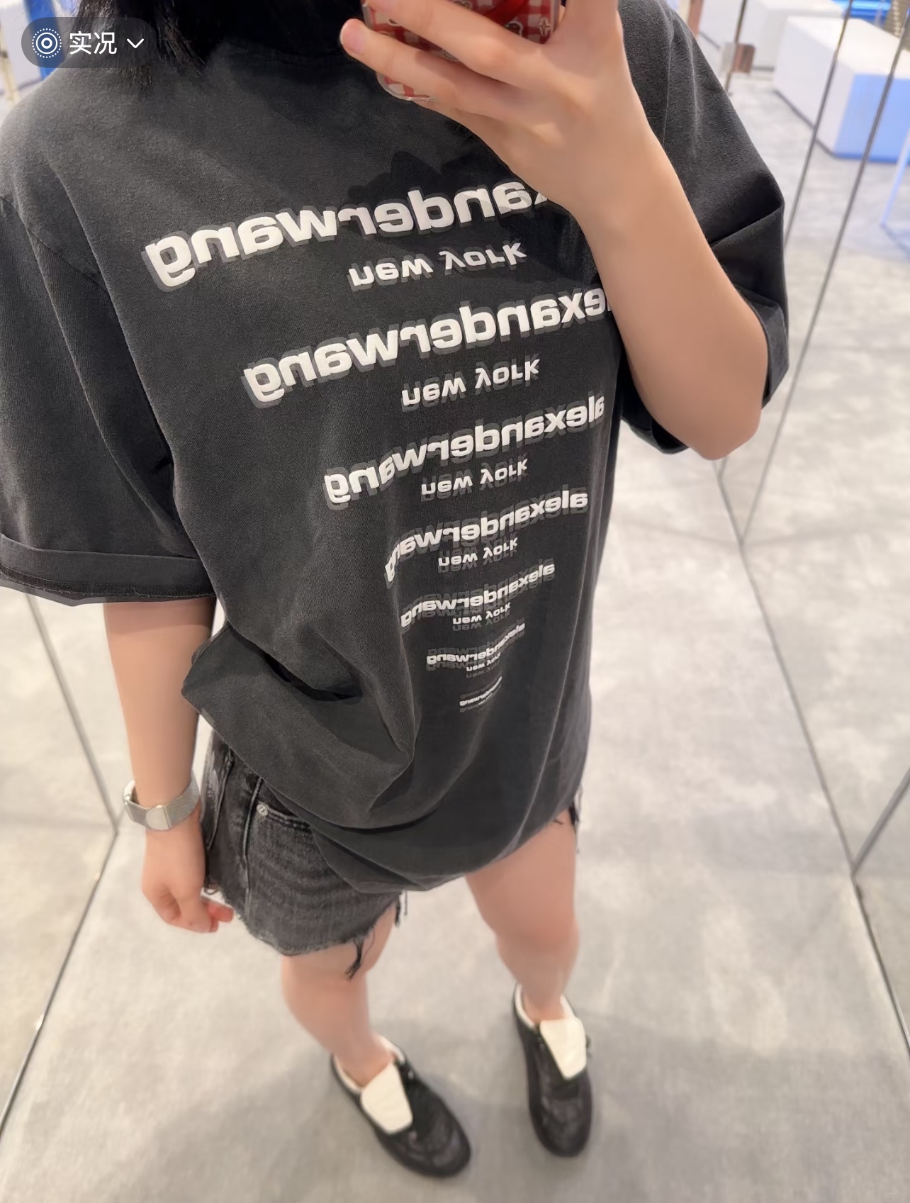 。Alexander Wang 26SS倒置多排字母短袖 S-L面料采用100%高支精梳全棉平纹针织布，