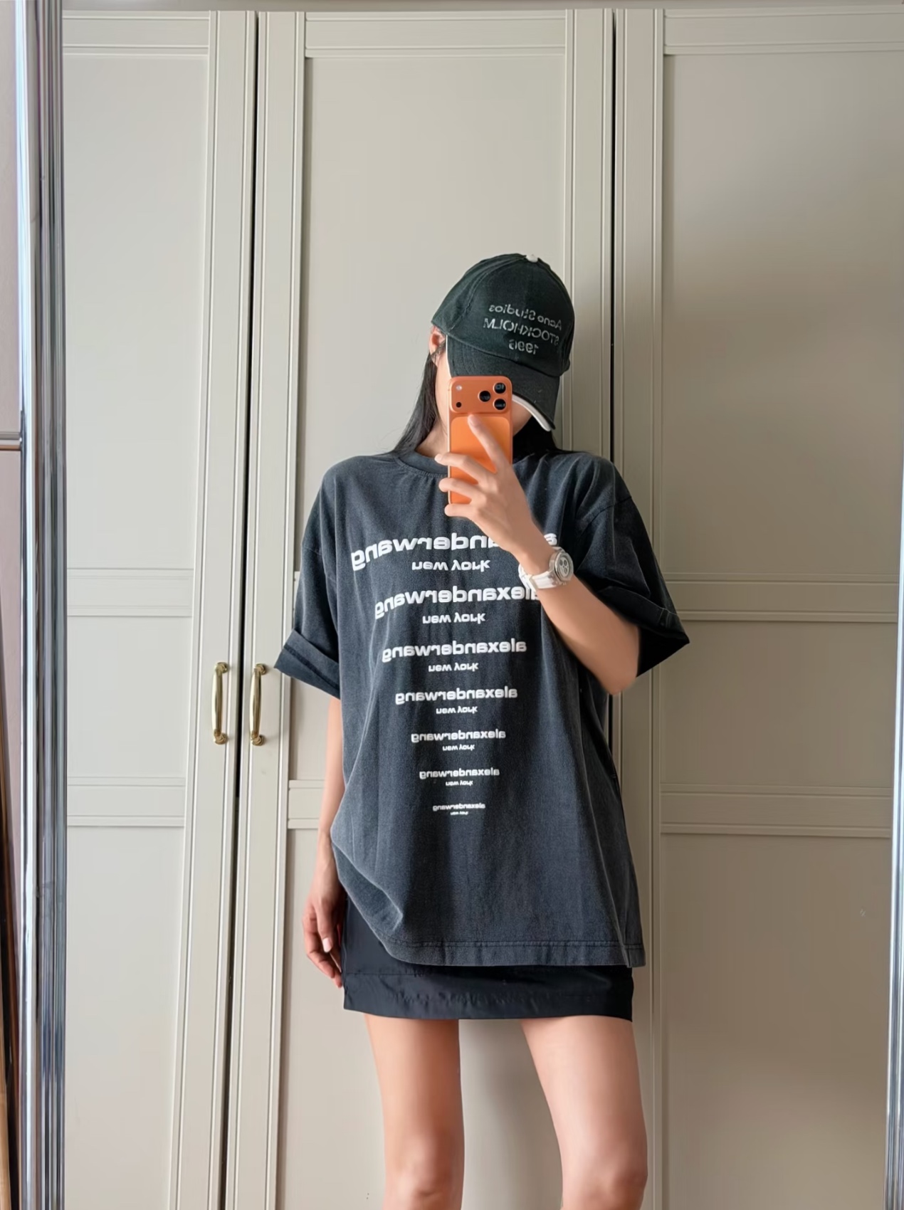 。Alexander Wang 26SS倒置多排字母短袖 S-L面料采用100%高支精梳全棉平纹针织布，
