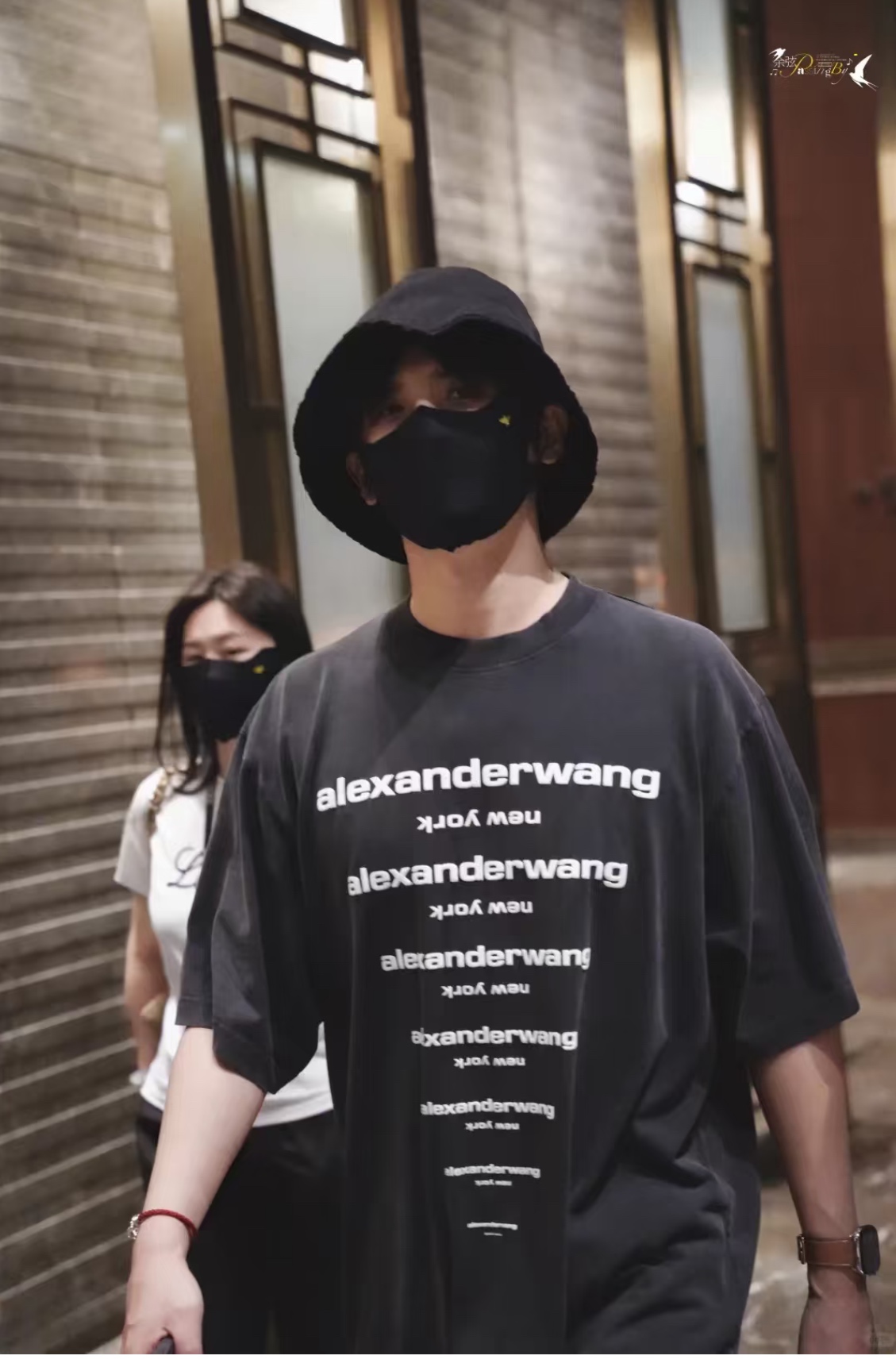 。Alexander Wang 26SS倒置多排字母短袖 S-L面料采用100%高支精梳全棉平纹针织布，