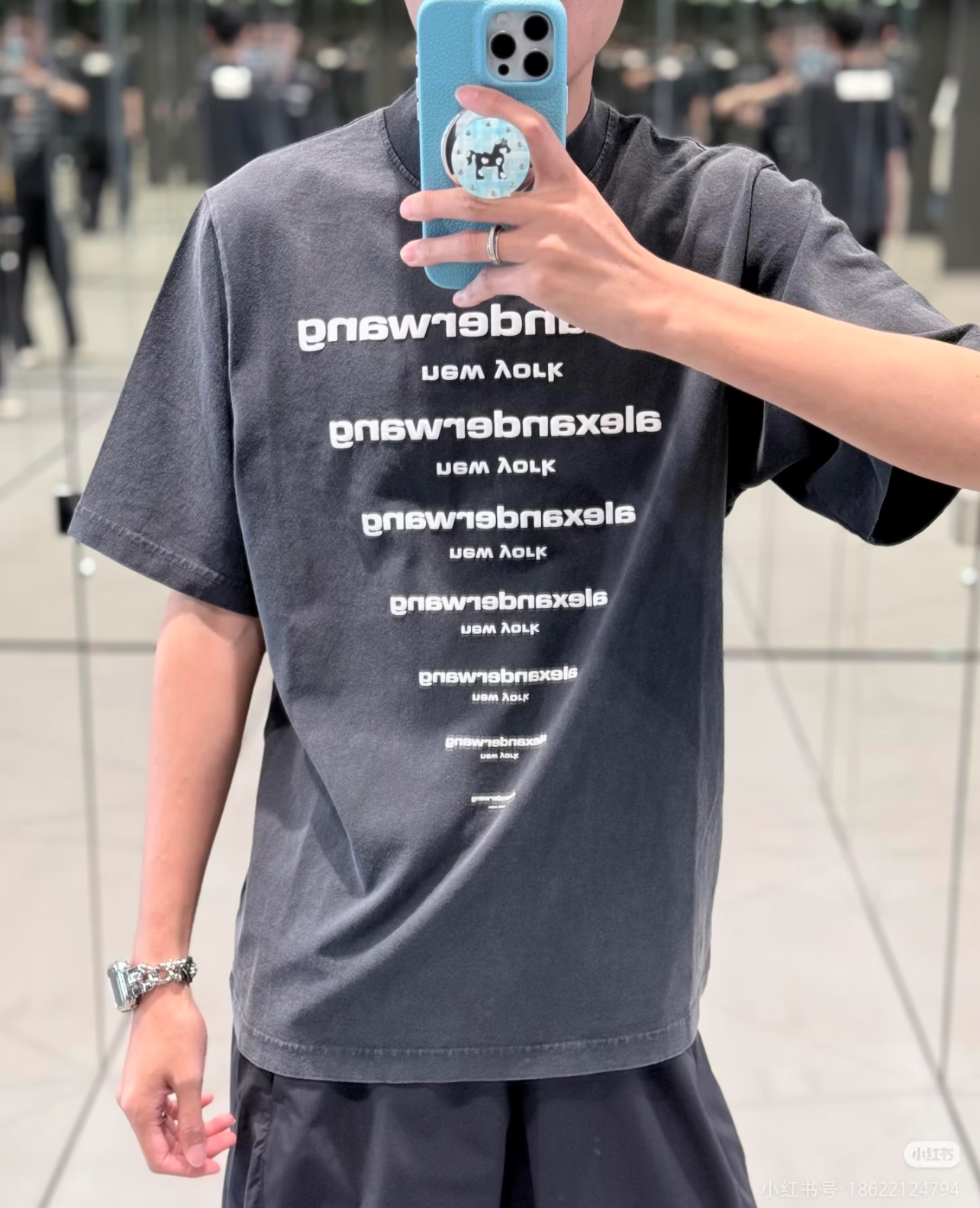。Alexander Wang 26SS倒置多排字母短袖 S-L面料采用100%高支精梳全棉平纹针织布，