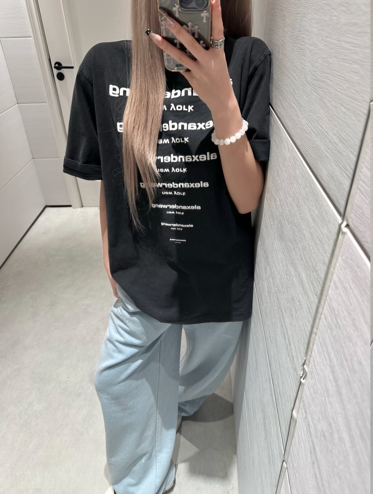 。Alexander Wang 26SS倒置多排字母短袖 S-L面料采用100%高支精梳全棉平纹针织布，