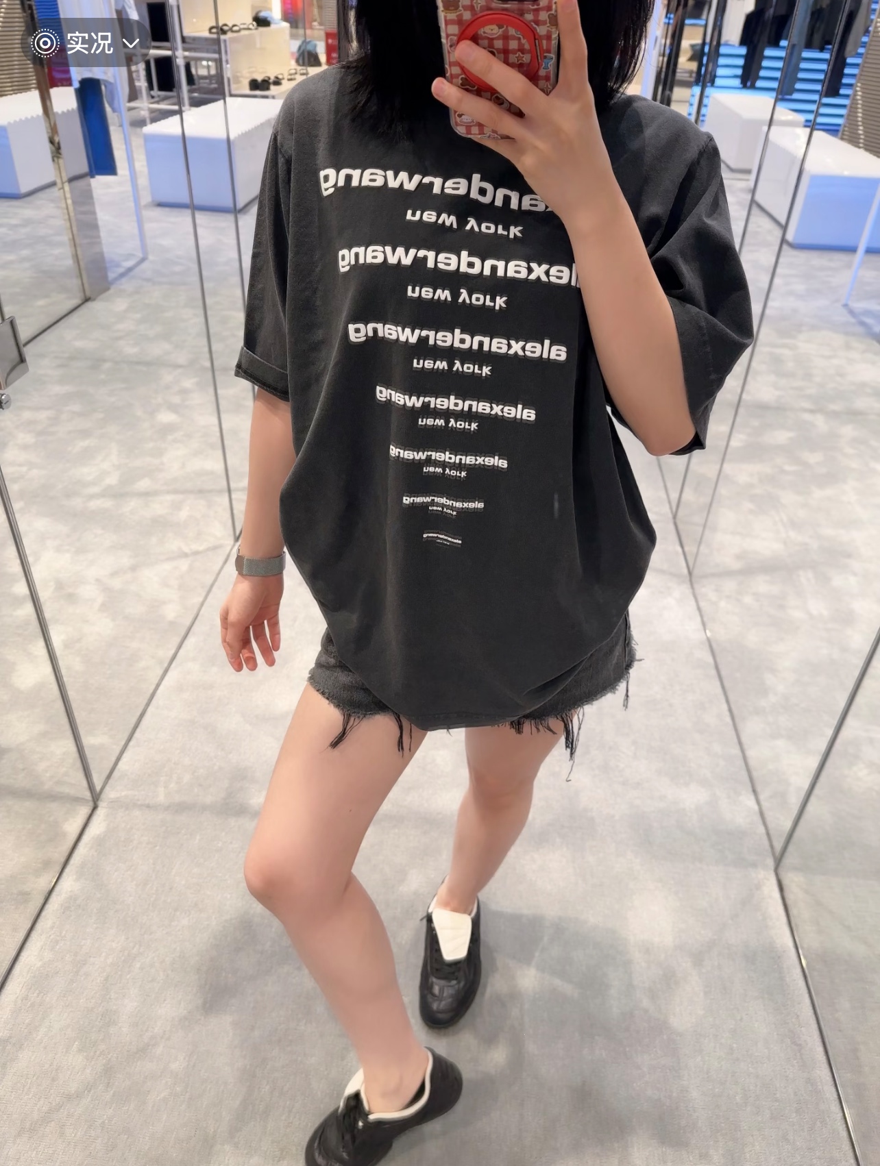 。Alexander Wang 26SS倒置多排字母短袖 S-L面料采用100%高支精梳全棉平纹针织布，