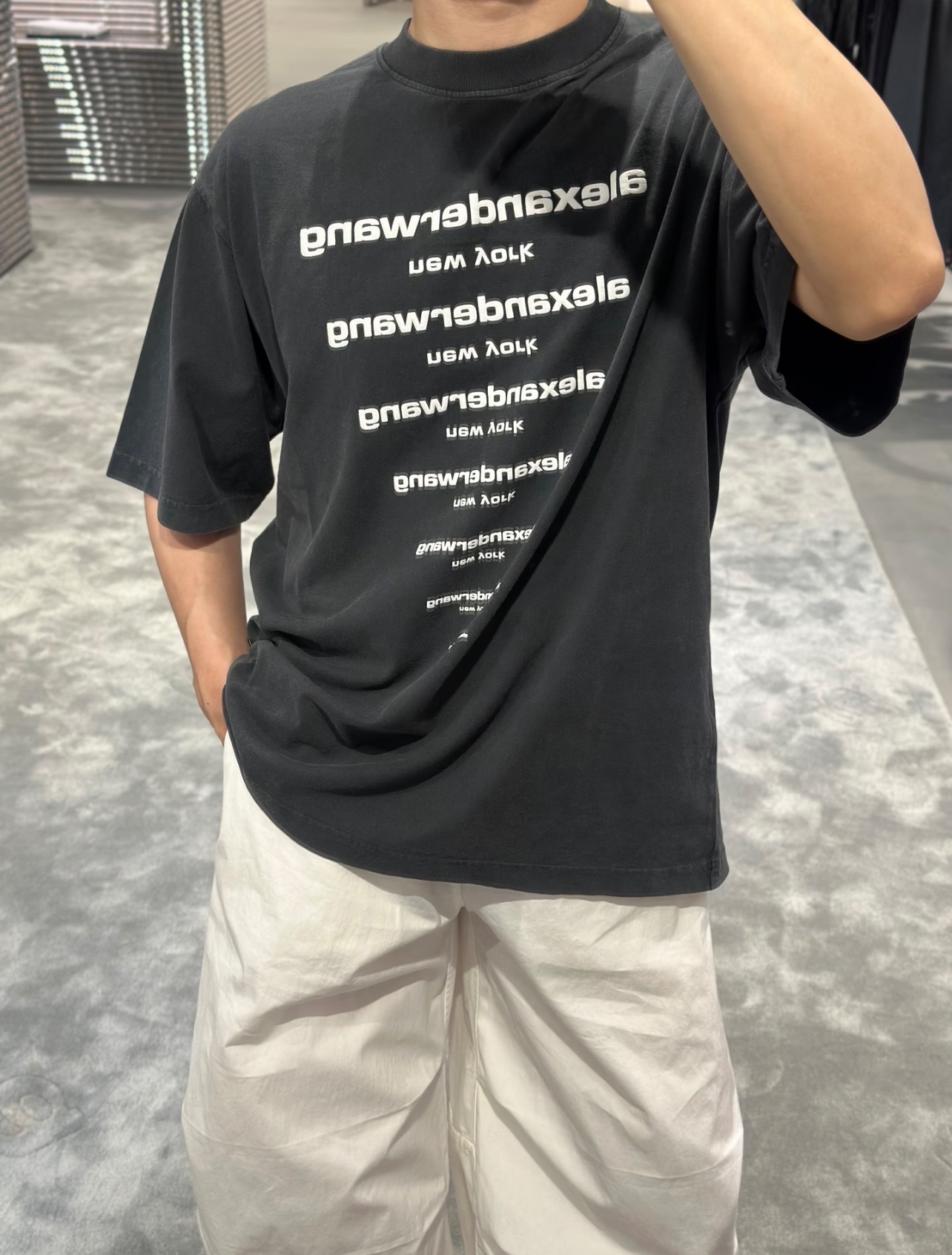 。Alexander Wang 26SS倒置多排字母短袖 S-L面料采用100%高支精梳全棉平纹针织布，