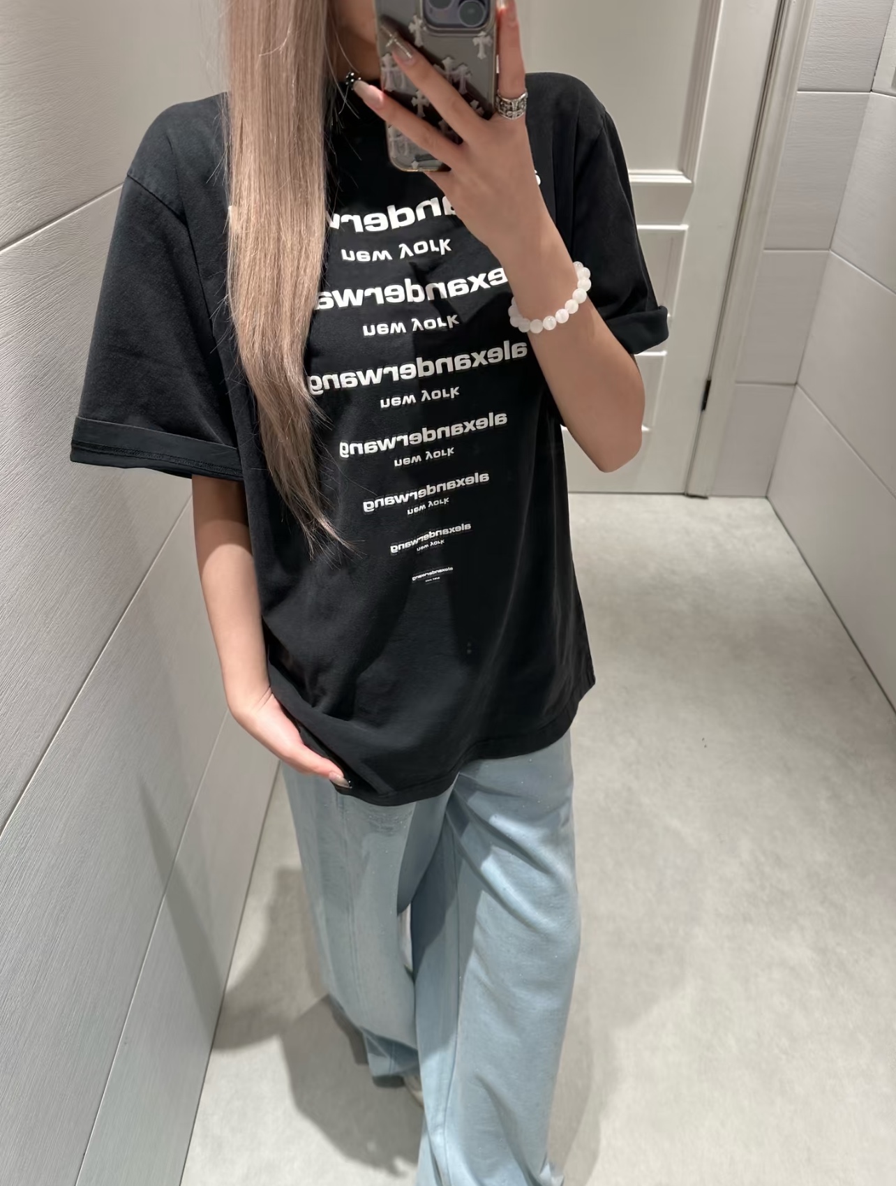 。Alexander Wang 26SS倒置多排字母短袖 S-L面料采用100%高支精梳全棉平纹针织布，