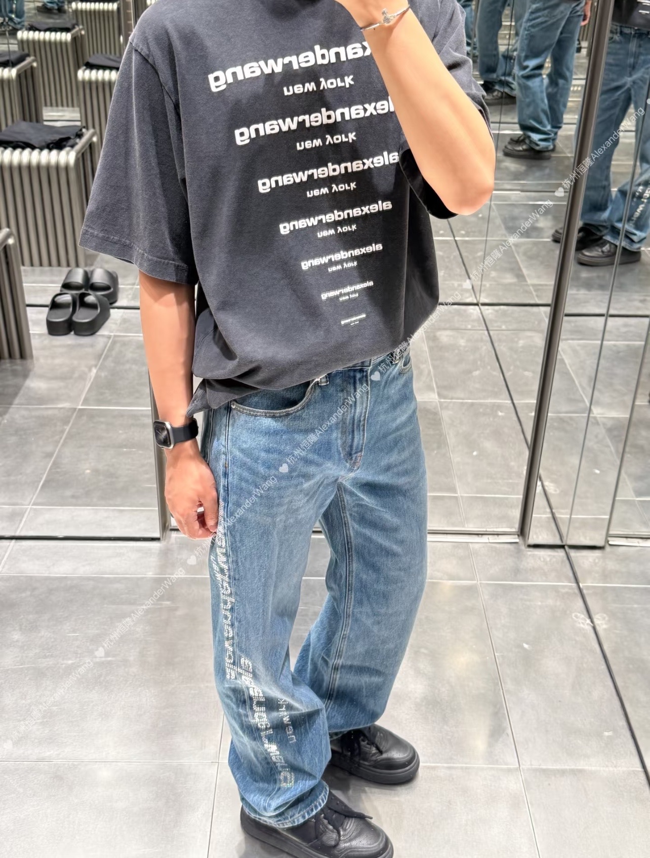 。Alexander Wang 26SS倒置多排字母短袖 S-L面料采用100%高支精梳全棉平纹针织布，