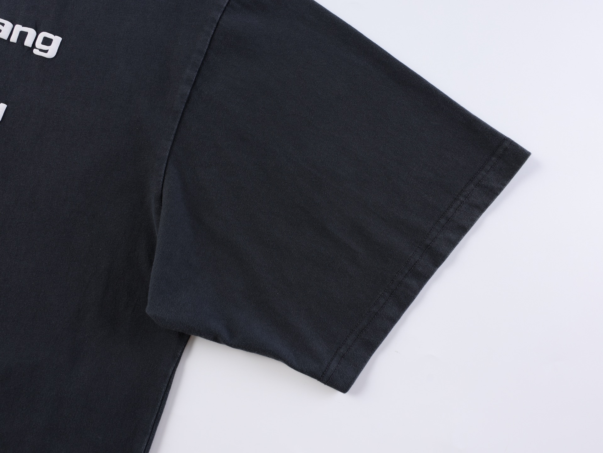 。Alexander Wang 26SS倒置多排字母短袖 S-L面料采用100%高支精梳全棉平纹针织布，