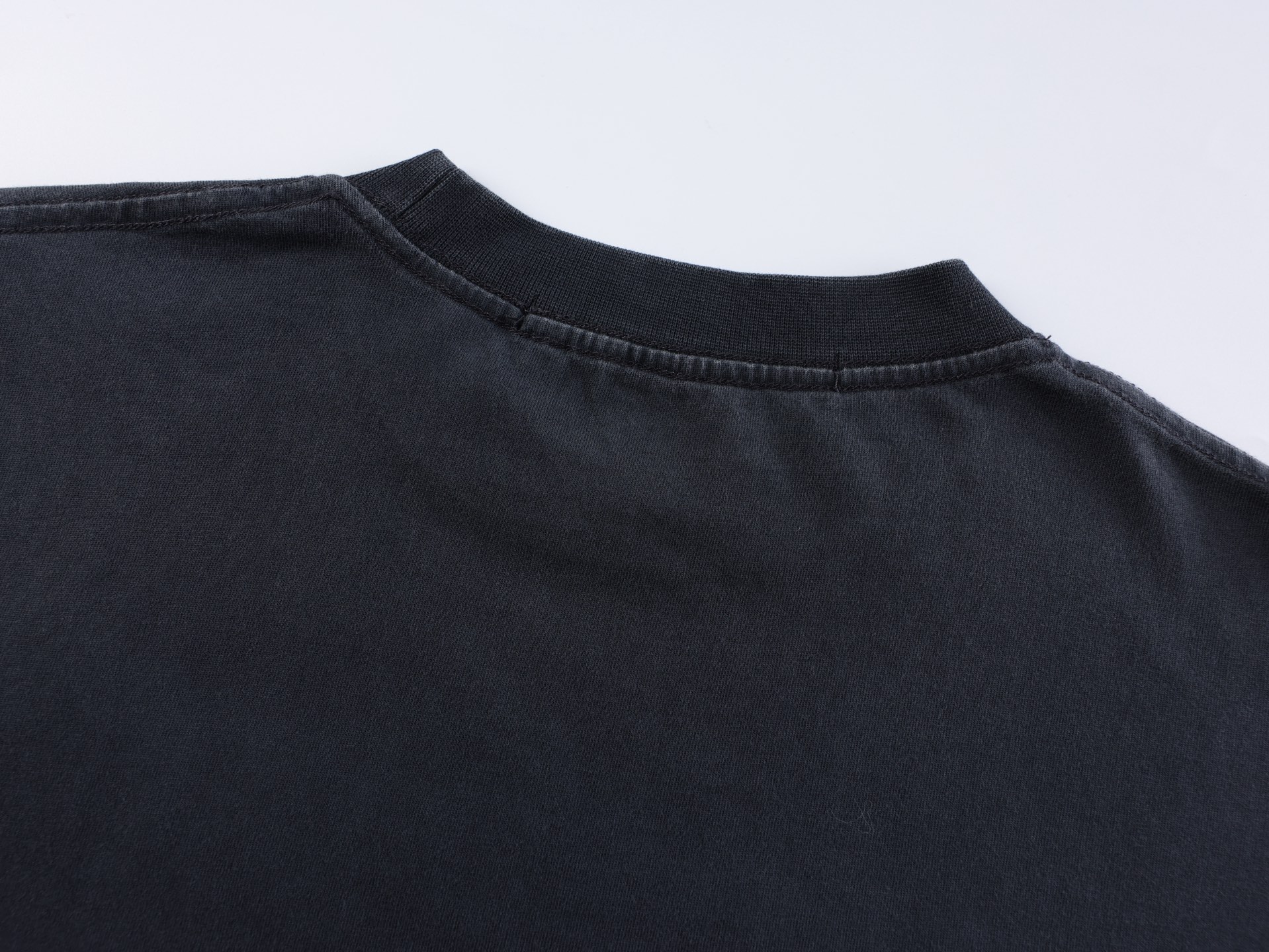 。Alexander Wang 26SS倒置多排字母短袖 S-L面料采用100%高支精梳全棉平纹针织布，
