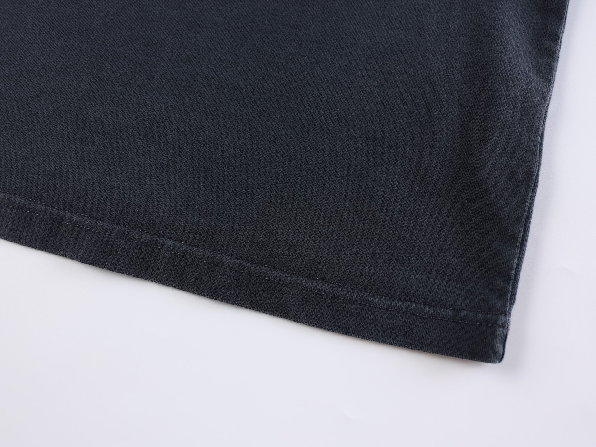 。Alexander Wang 26SS倒置多排字母短袖 S-L面料采用100%高支精梳全棉平纹针织布，