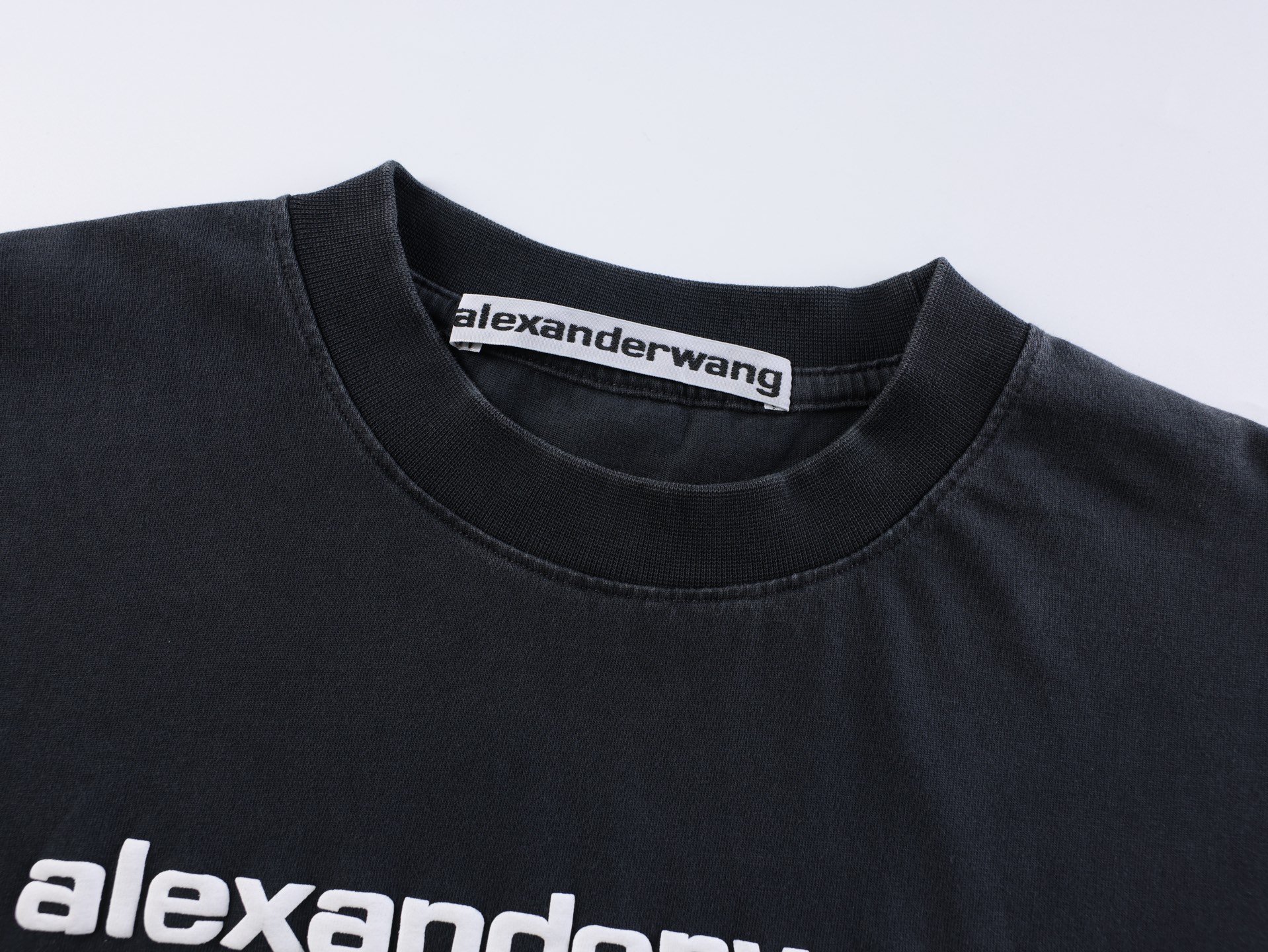 。Alexander Wang 26SS倒置多排字母短袖 S-L面料采用100%高支精梳全棉平纹针织布，