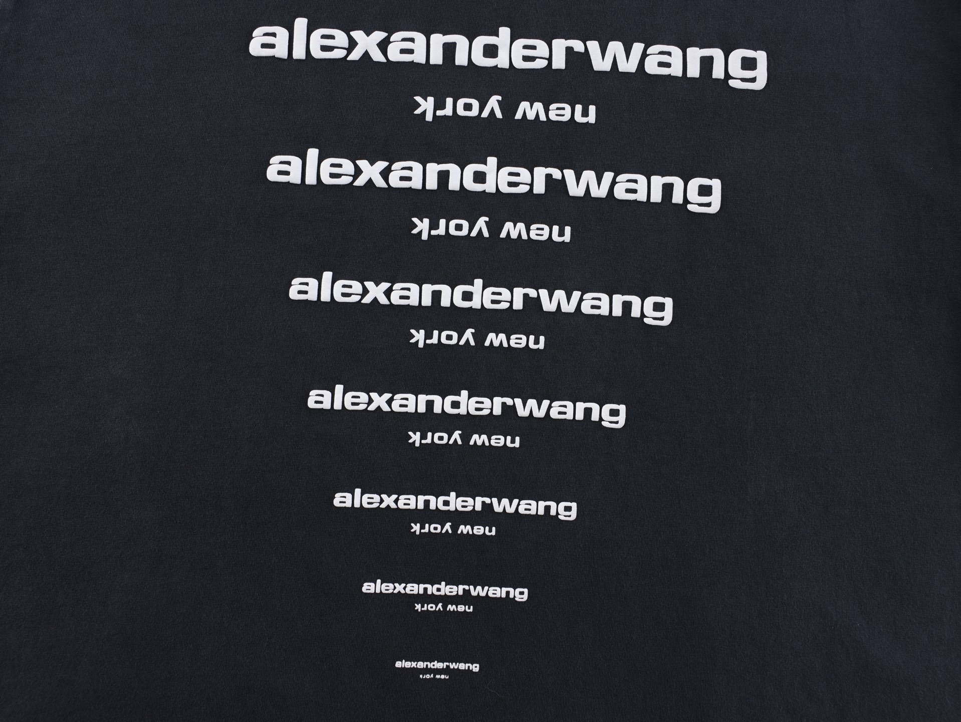 。Alexander Wang 26SS倒置多排字母短袖 S-L面料采用100%高支精梳全棉平纹针织布，