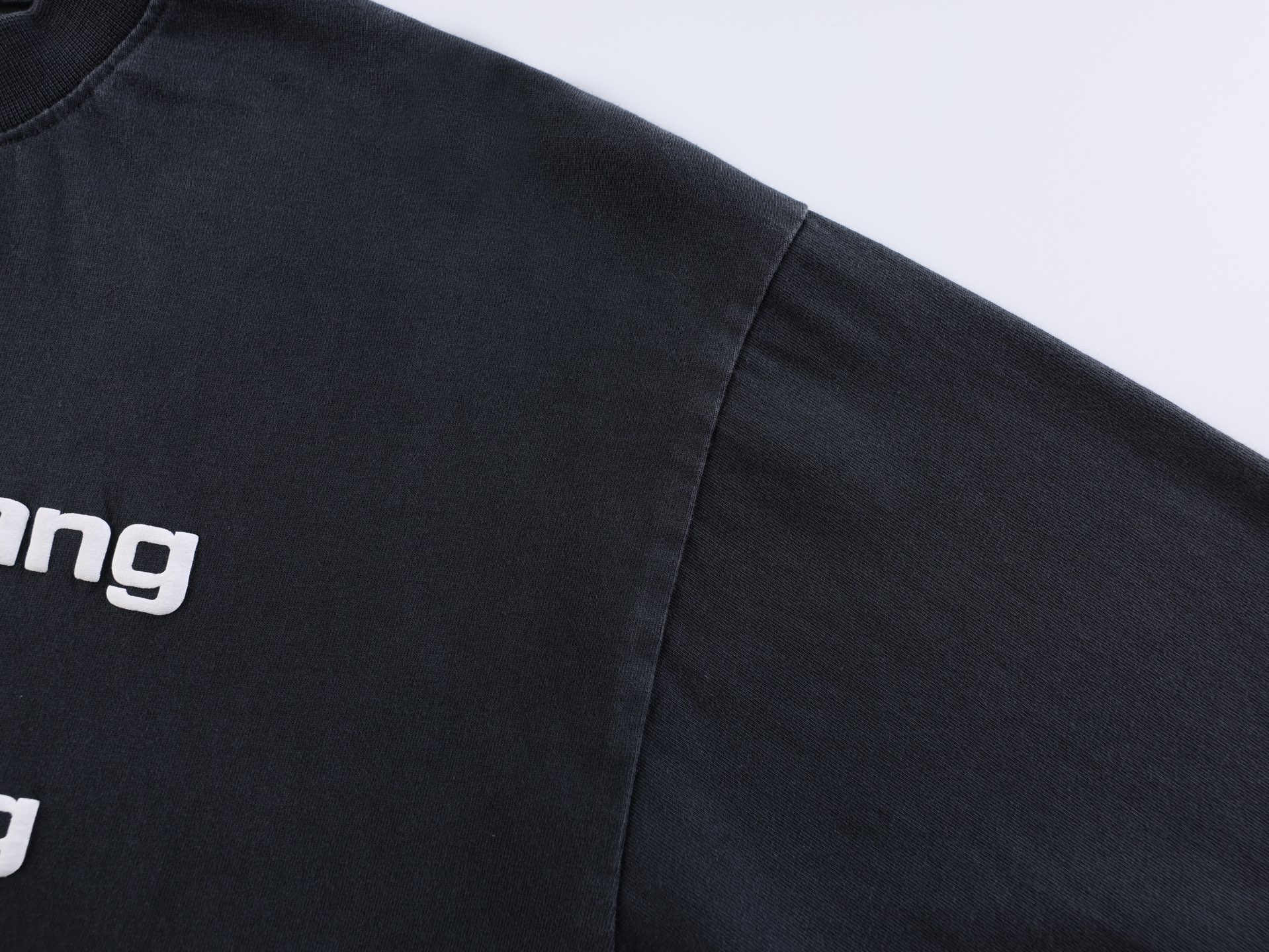 。Alexander Wang 26SS倒置多排字母短袖 S-L面料采用100%高支精梳全棉平纹针织布，