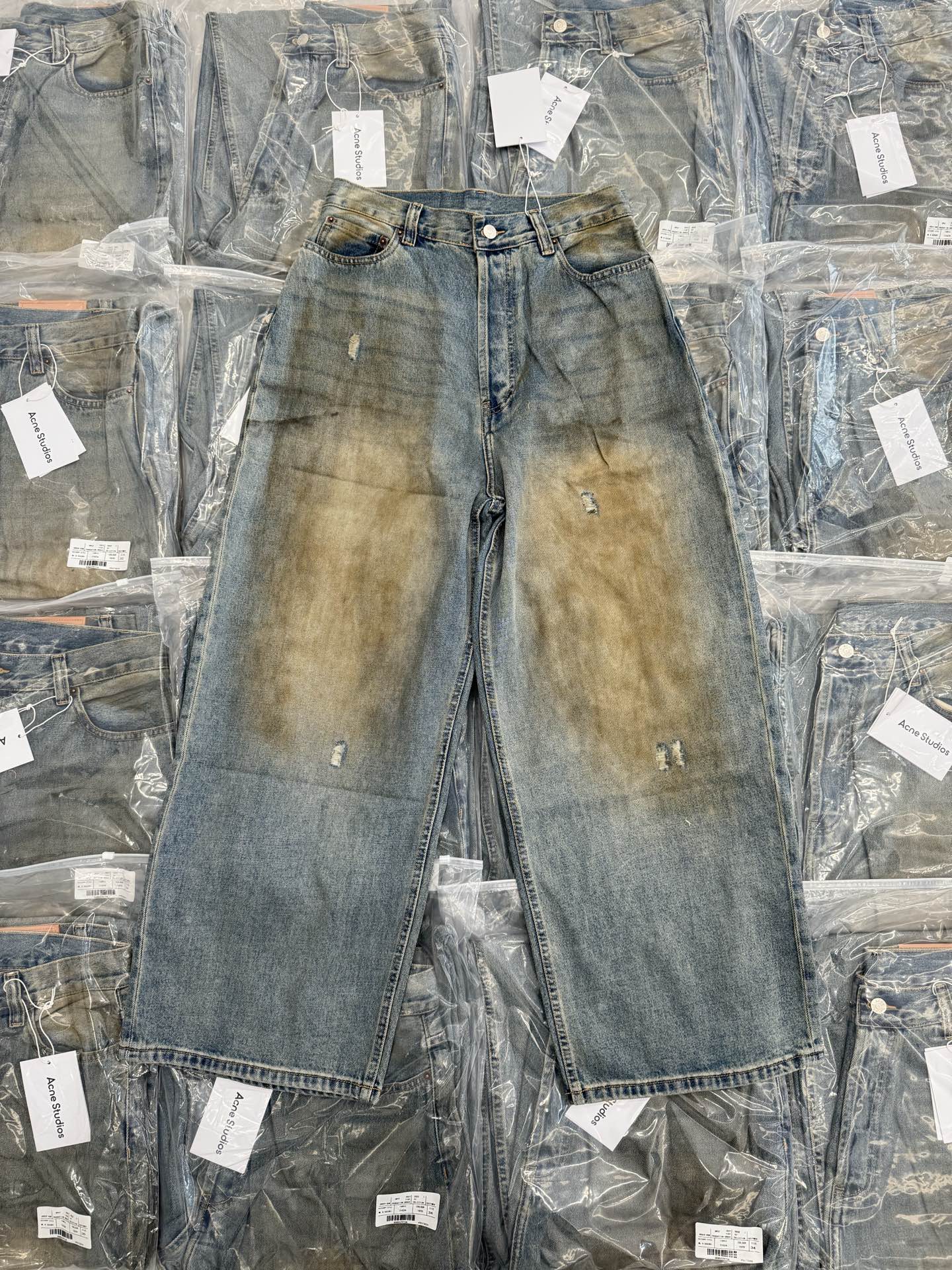 Acne Studios 26SS后袋水钻泥染脏脏牛仔裤 28-34面料采用100%有机长绒棉斜纹牛仔，
