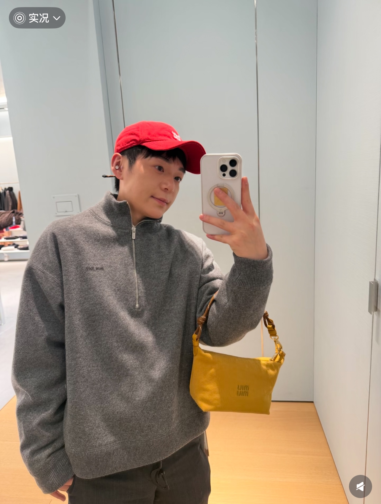 NO:956217,.MIUMIU 26FW gray half-zip turtleneck sweater  The rib accessories (neckline, cuffs, hem) are thickened with the same yarn, and a small amount of elastic fiber is added to ensure rebound and prevent loosening and deformation after long-term wear. The chest logo is made of computerized intarsia weaving (Intarsia), with dark yarns of the same color embedded in the weaving, without bulging offset printing, the logo is integrated with the fabric, and it is washable and does not crack.  Garment washing + soft styling treatment to remove the stiffness of the weaving, stabilize fabric shrinkage, low-temperature steaming and shaping, fix the loose and slightly short version of the garment, and anti-shrink treatment to reduce the probability of wool shrinkage in washing. It must be smashed,,miumiu,19860909.MIUMIU 26FW灰色半拉链高领针织衫 XS-L 纱线采用高支精纺羊毛混纺花灰针织面料（花灰麻灰定染纱线）采用14针横机平纹织法,衣身平针结构,布面平整细腻,领口/袖口/下摆为1×1加固罗纹织法,落肩版型整片织造成型,减少侧缝余量. 罗纹辅料（领口、袖口、下摆）同纱线加厚罗纹,增加少量弹力纤维,保障回弹,久穿不易松垮变形. 胸前标识采用电脑嵌花织（Intarsia）,同色系深色纱线内嵌织造,无凸起胶印,标识与面料融为一体,耐洗不开裂. 成衣水洗+柔软定型处理,去除织造硬感,稳定面料缩率,低温蒸烫定型,固定衣身宽松微短版型,抗缩水处理,降低羊毛水洗缩水概率. 必须砸锅,,miumiu,,Men's clothing