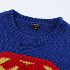 Chanel 26FW超人圆领毛衣 S-L 纱线采用高支羊毛混纺纱线,粗纺毛纱,纱线蓬松,带有自然轻微毛羽,手感软糯厚实 Chanel 26FW超人圆领毛衣 S-L 纱线采用高支羊毛混纺纱线,粗纺毛纱,纱线蓬松,带有自然轻微毛羽,手感软糯厚实