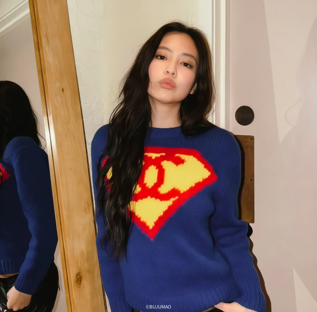 Chanel 26FW超人圆领毛衣 S-L 纱线采用高支羊毛混纺纱线,粗纺毛纱,纱线蓬松,带有自然轻微毛羽,手感软糯厚实 Chanel 26FW超人圆领毛衣 S-L 纱线采用高支羊毛混纺纱线,粗纺毛纱,纱线蓬松,带有自然轻微毛羽,手感软糯厚实
