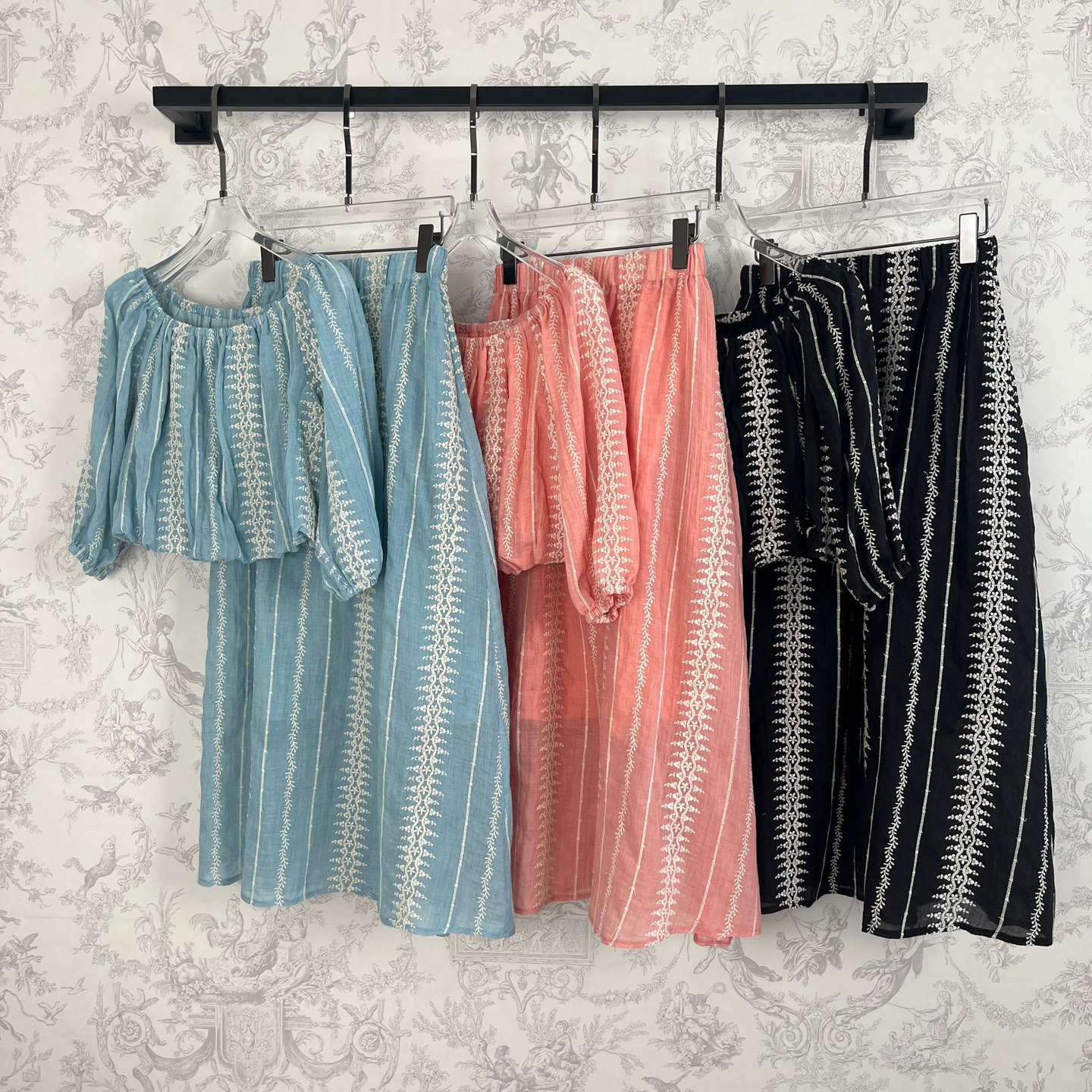 High-Quality Women’s Cotton Embroidered Suit in Various Sizes and Colors - 图片 1