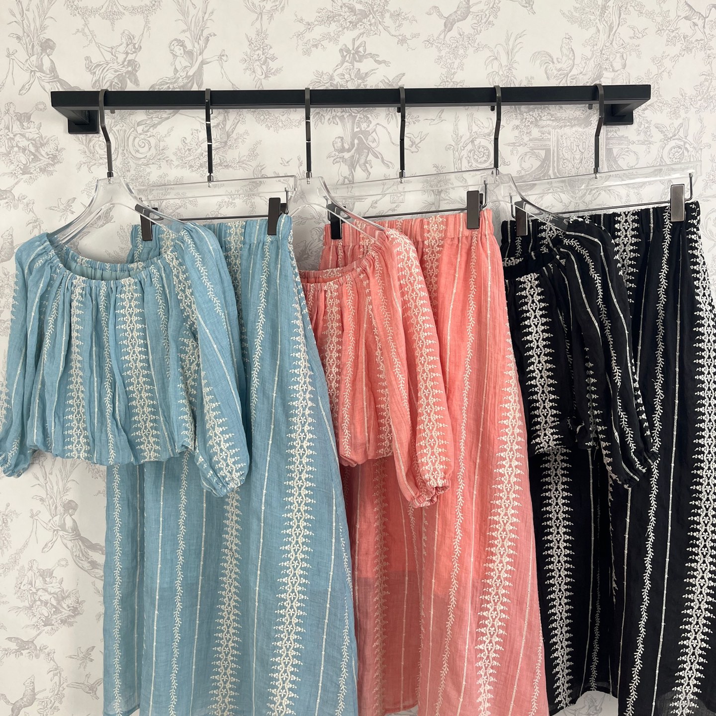 High-Quality Women’s Cotton Embroidered Suit in Various Sizes and Colors - 图片 2