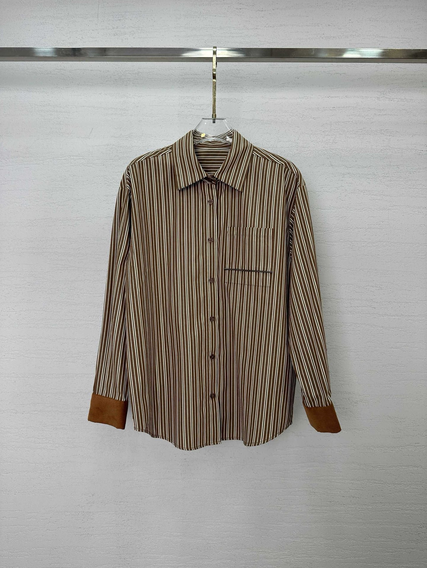 Title: “P612 Women’s Suit with Custom Striped Fabric for Autumn, High Quality Cotton, Stylish Design” Summary: P612 women’s suit features custom striped fabric, heavy-sealed chain