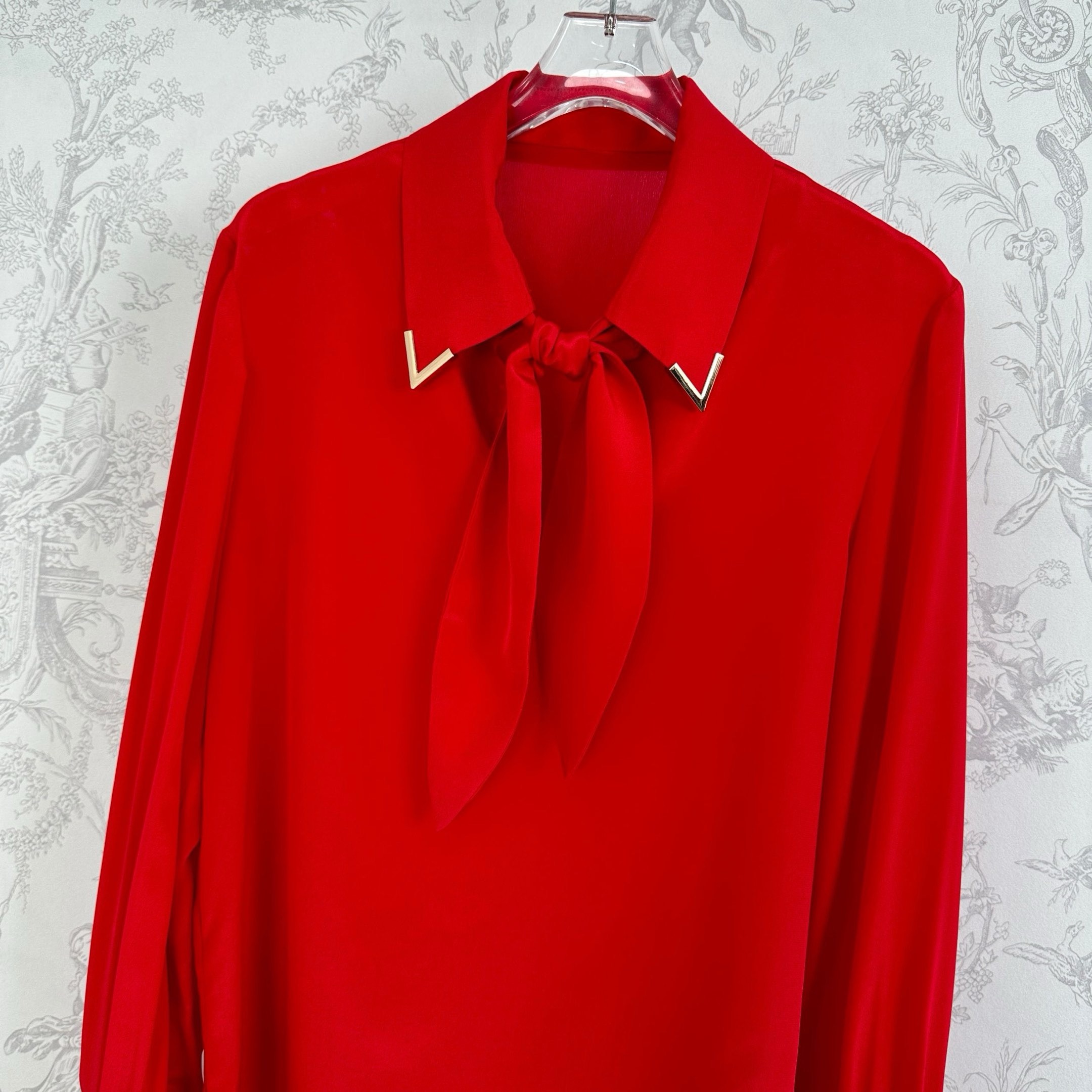 “Women’s high-quality silk suit in black, almond, and red, new arrival for early autumn.” Keywords: women’s suit, silk, high quality, new arrival, early autumn - 图片 4