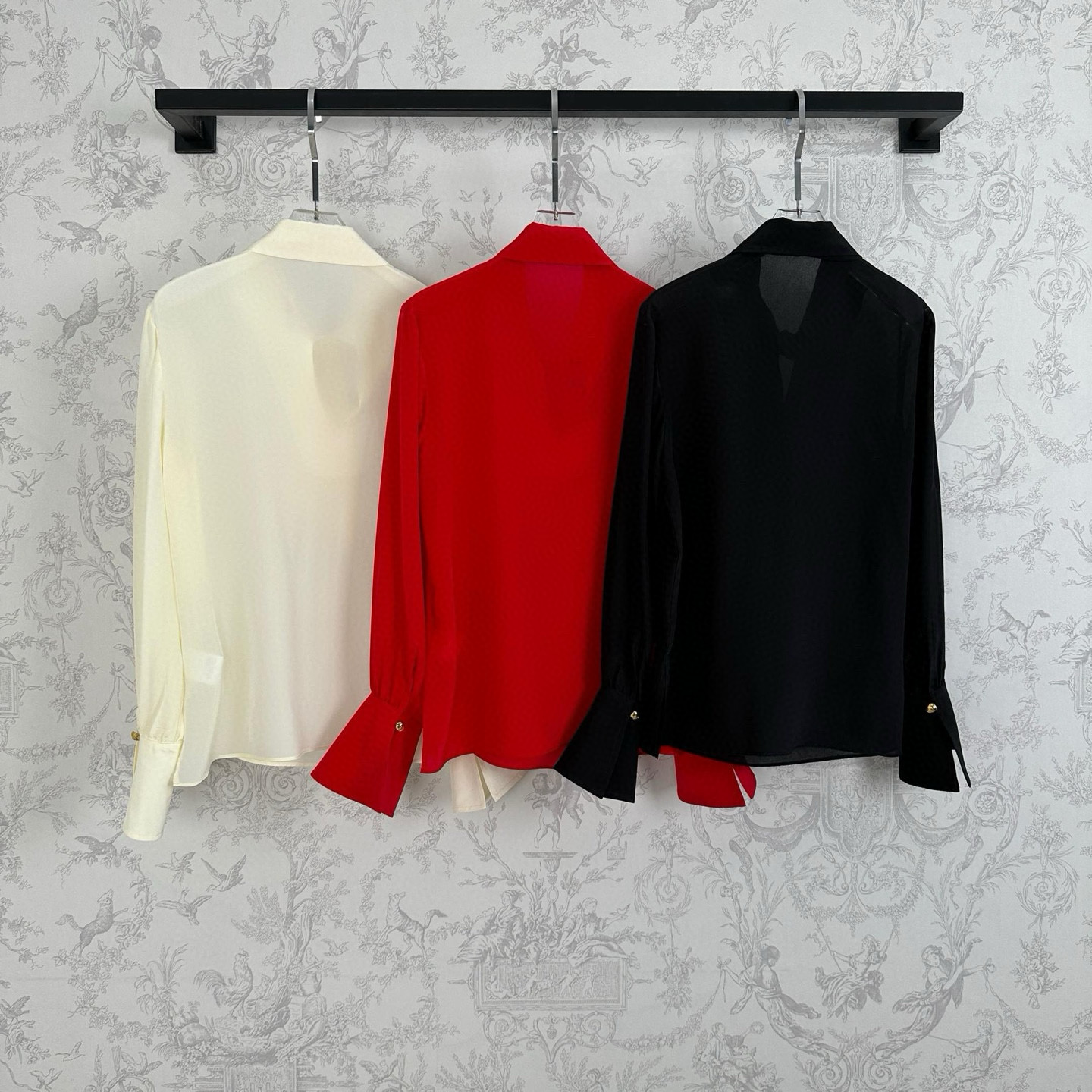 “Women’s high-quality silk suit in black, almond, and red, new arrival for early autumn.” Keywords: women’s suit, silk, high quality, new arrival, early autumn - 图片 2