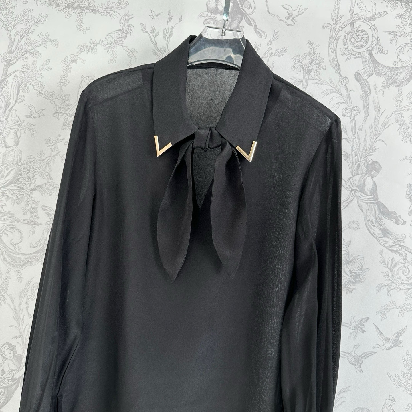 “Women’s high-quality silk suit in black, almond, and red, new arrival for early autumn.” Keywords: women’s suit, silk, high quality, new arrival, early autumn - 图片 9