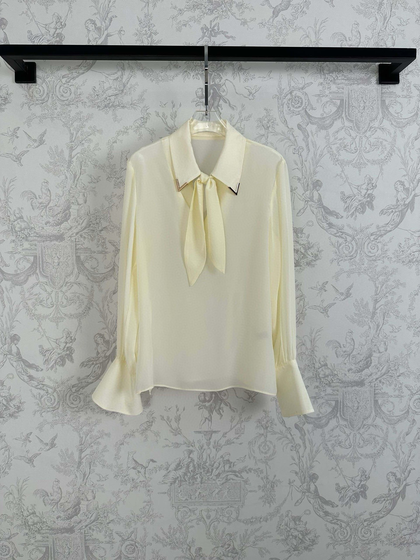“Women’s high-quality silk suit in black, almond, and red, new arrival for early autumn.” Keywords: women’s suit, silk, high quality, new arrival, early autumn - 图片 6