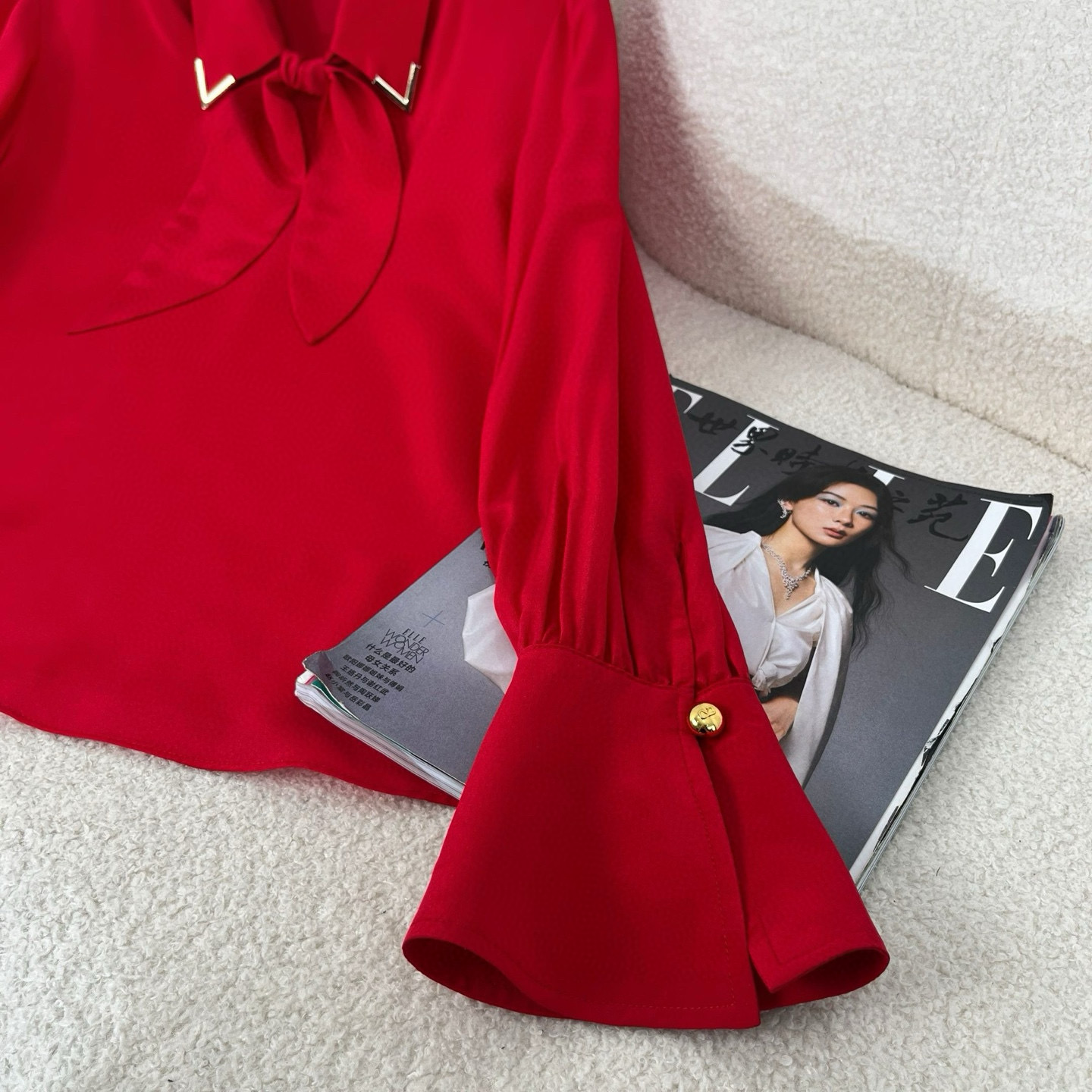 “Women’s high-quality silk suit in black, almond, and red, new arrival for early autumn.” Keywords: women’s suit, silk, high quality, new arrival, early autumn - 图片 5