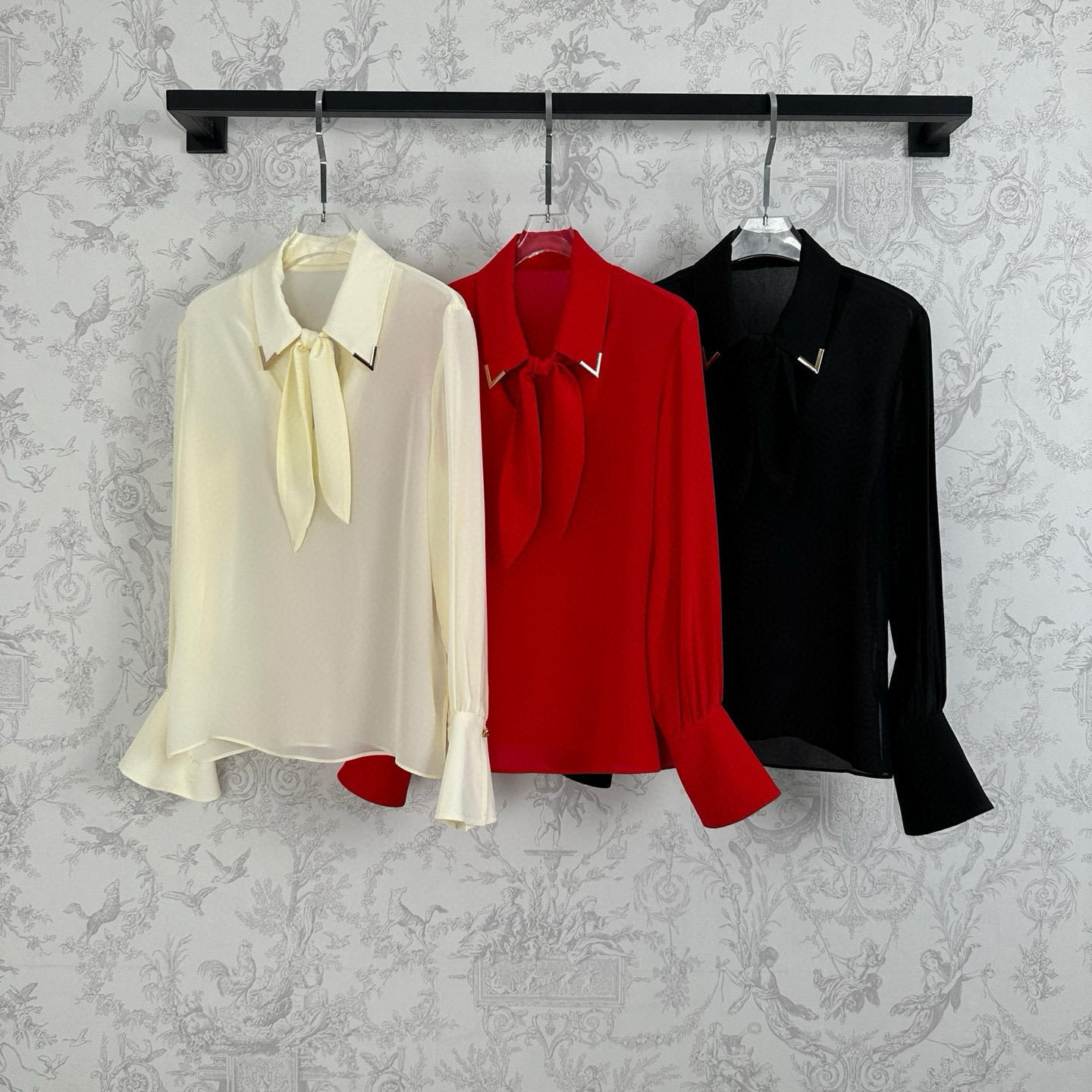 “Women’s high-quality silk suit in black, almond, and red, new arrival for early autumn.” Keywords: women’s suit, silk, high quality, new arrival, early autumn