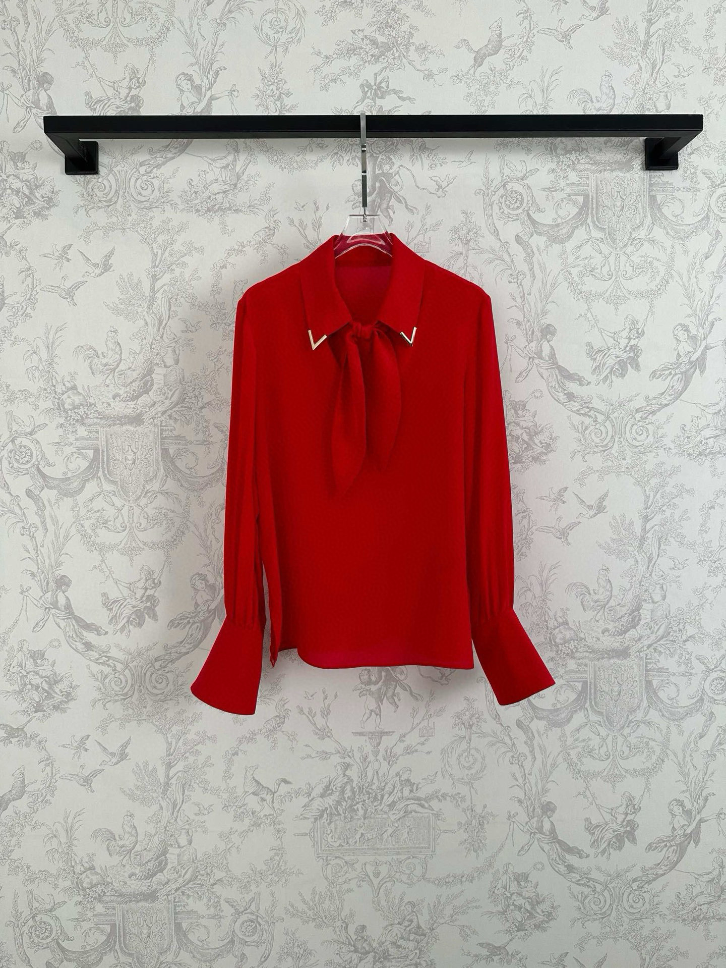 “Women’s high-quality silk suit in black, almond, and red, new arrival for early autumn.” Keywords: women’s suit, silk, high quality, new arrival, early autumn - 图片 3