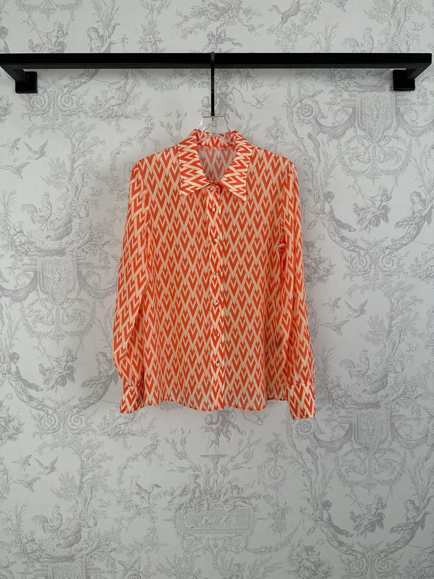 “New Arrival Women’s Silk Shirt with Digital Print VL Design, SMLXL Sizes, High Quality Fabric” - 图片 5
