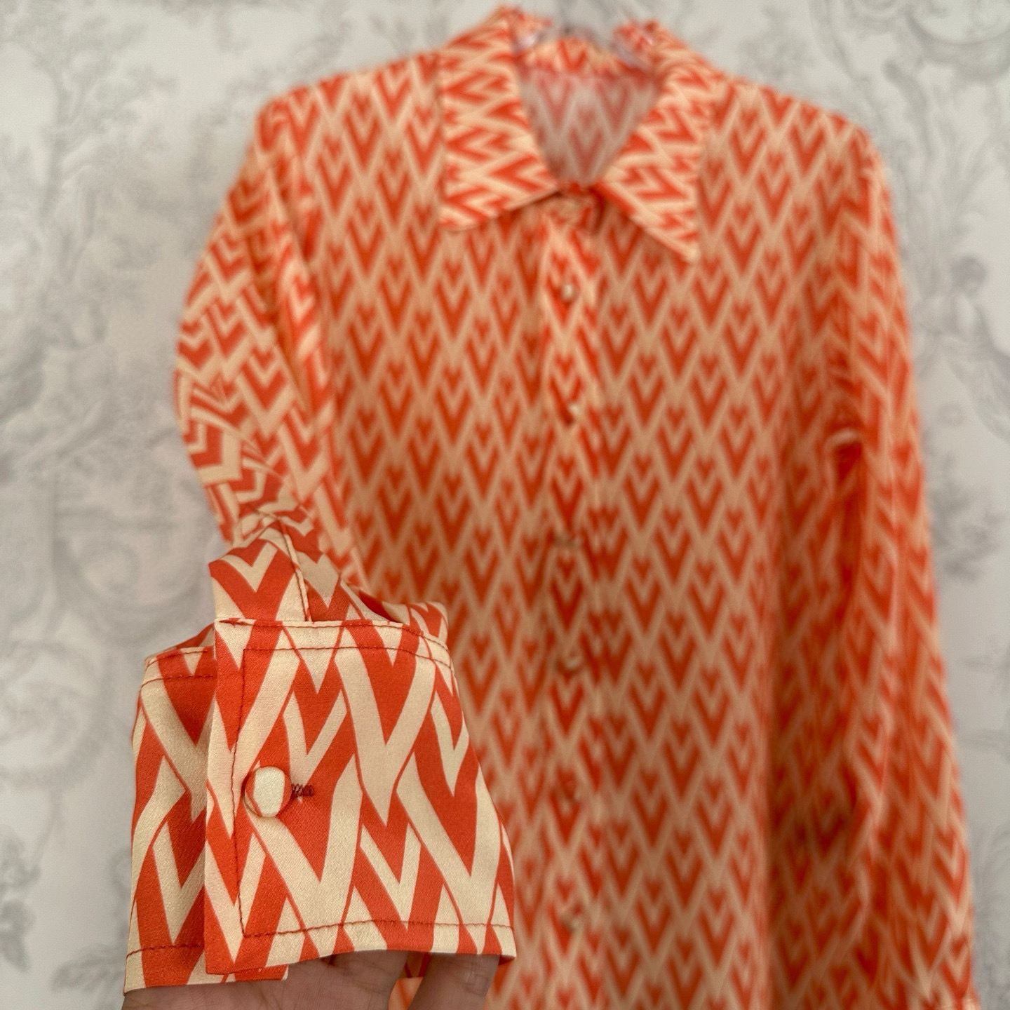 “New Arrival Women’s Silk Shirt with Digital Print VL Design, SMLXL Sizes, High Quality Fabric” - 图片 6
