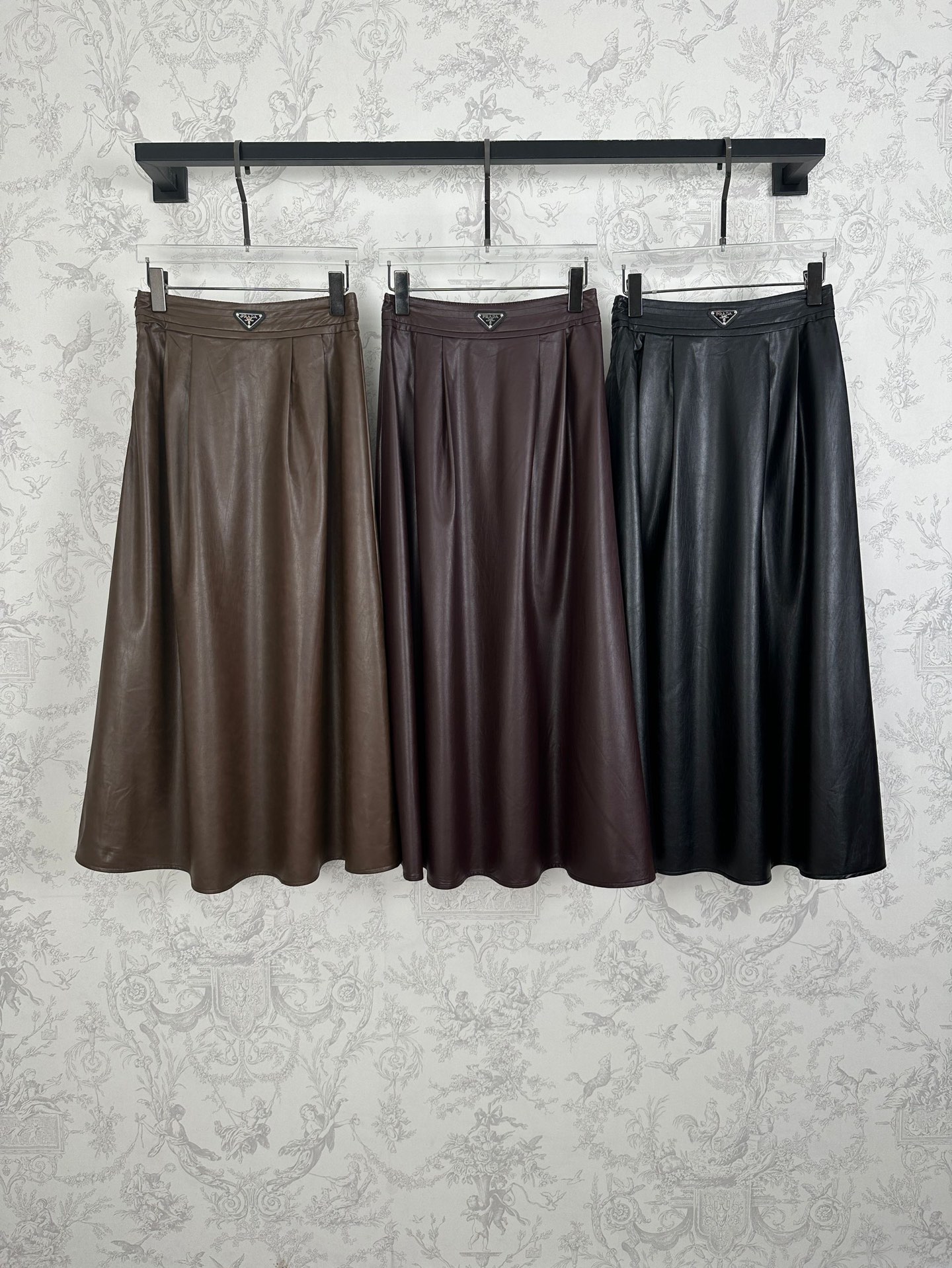 “New Arrival: High Atmosphere Female Suit with Half Skirt in Black, Tan, and Wine Red” - 图片 1