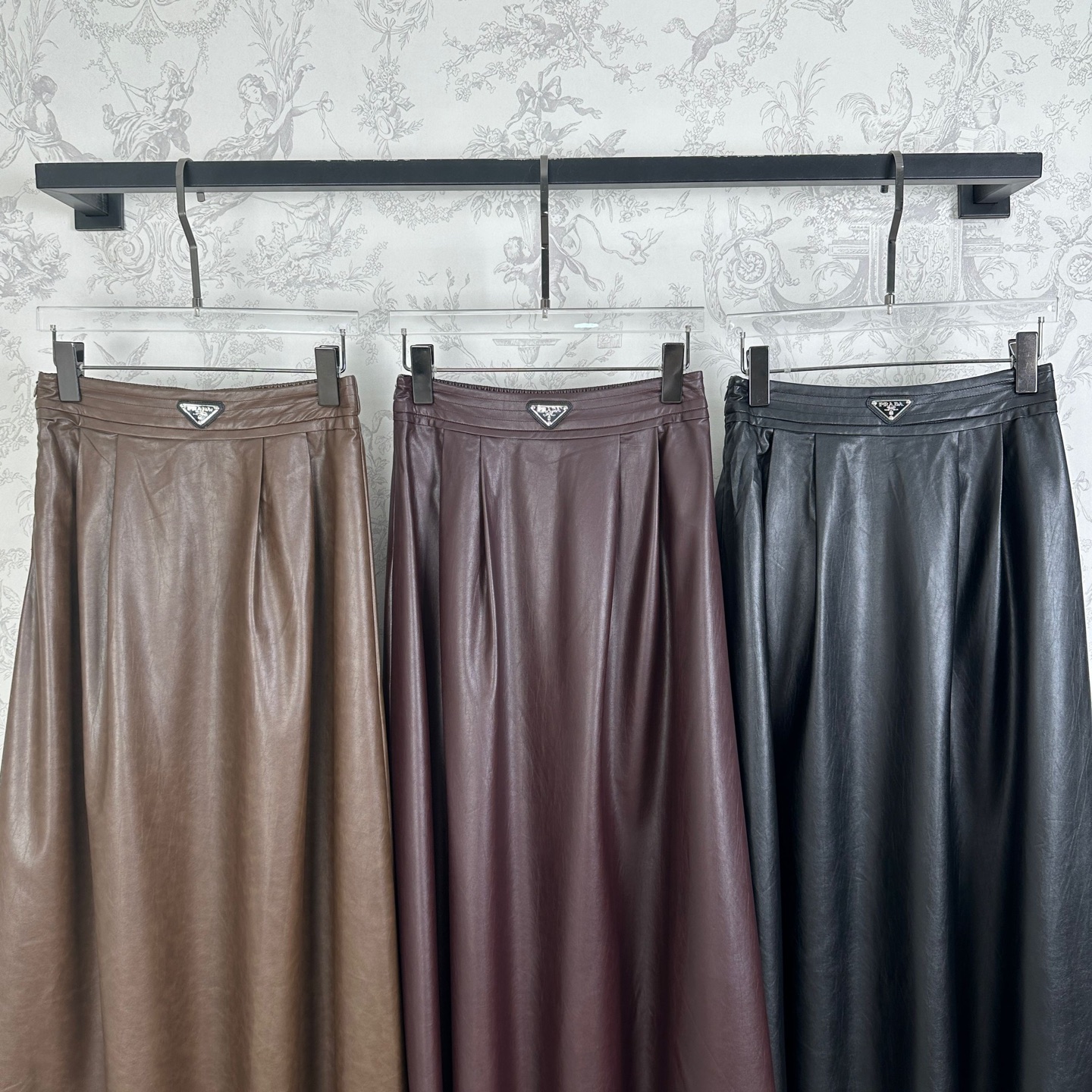 “New Arrival: High Atmosphere Female Suit with Half Skirt in Black, Tan, and Wine Red” - 图片 2