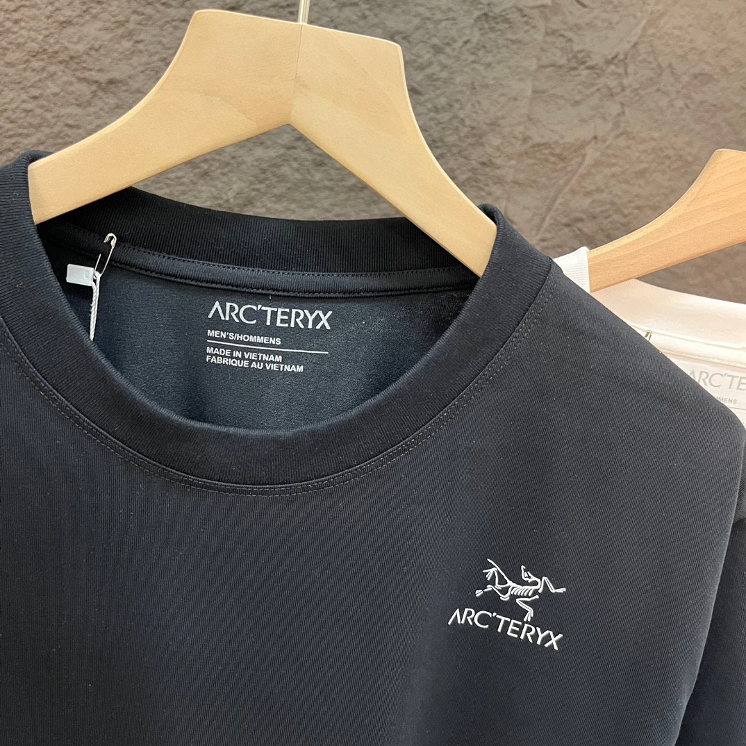 💰70
Arctertx / 始祖鸟限定印花短袖T恤
Arctertx今年势不可挡,颠覆传统的户外设计,杨幂等明星同款。
采用百分百240克纯棉面料,质感柔软顺滑,保持了始祖鸟出B1205品的一贯高规格。
采用进口专机高温热固油墨丝网印花,看得到的立体层次,设计上则极其简约,非常不错 鸟牌短袖特别建议入这款 运动 休闲 健身 旅游 真的非常合适!
颜色:黑色、灰色
尺码 :M L XL XXL 3xl
尺码表 : 衣长 胸围 肩宽
M 70 102 48
L 72 106 50
XL 74 110 52
XXL 76 114 54
3XL。 78。 117。 57
(手工测量,误差1-2cm)