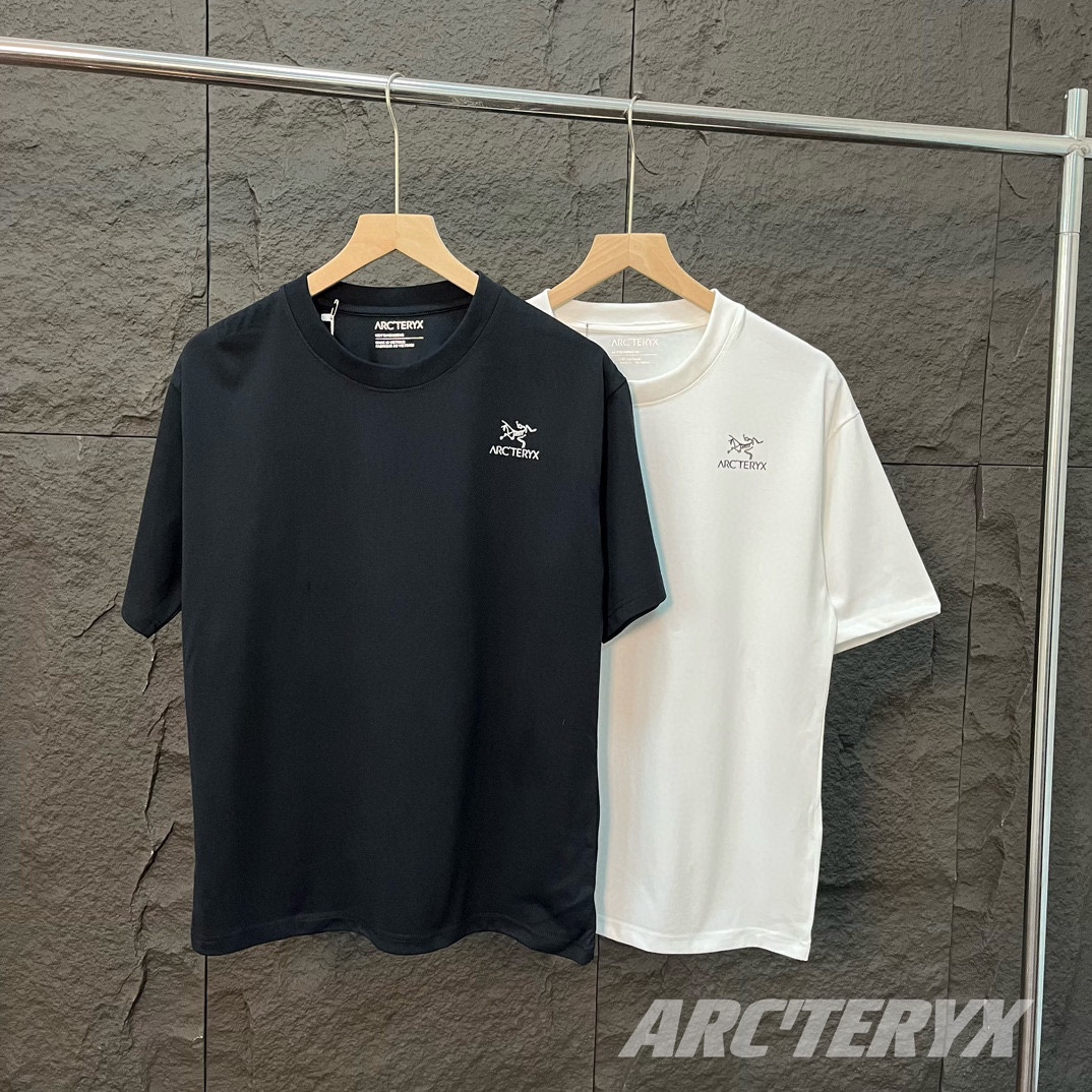 💰70
Arctertx / 始祖鸟限定印花短袖T恤
Arctertx今年势不可挡,颠覆传统的户外设计,杨幂等明星同款。
采用百分百240克纯棉面料,质感柔软顺滑,保持了始祖鸟出B1205品的一贯高规格。
采用进口专机高温热固油墨丝网印花,看得到的立体层次,设计上则极其简约,非常不错 鸟牌短袖特别建议入这款 运动 休闲 健身 旅游 真的非常合适!
颜色:黑色、灰色
尺码 :M L XL XXL 3xl
尺码表 : 衣长 胸围 肩宽
M 70 102 48
L 72 106 50
XL 74 110 52
XXL 76 114 54
3XL。 78。 117。 57
(手工测量,误差1-2cm)