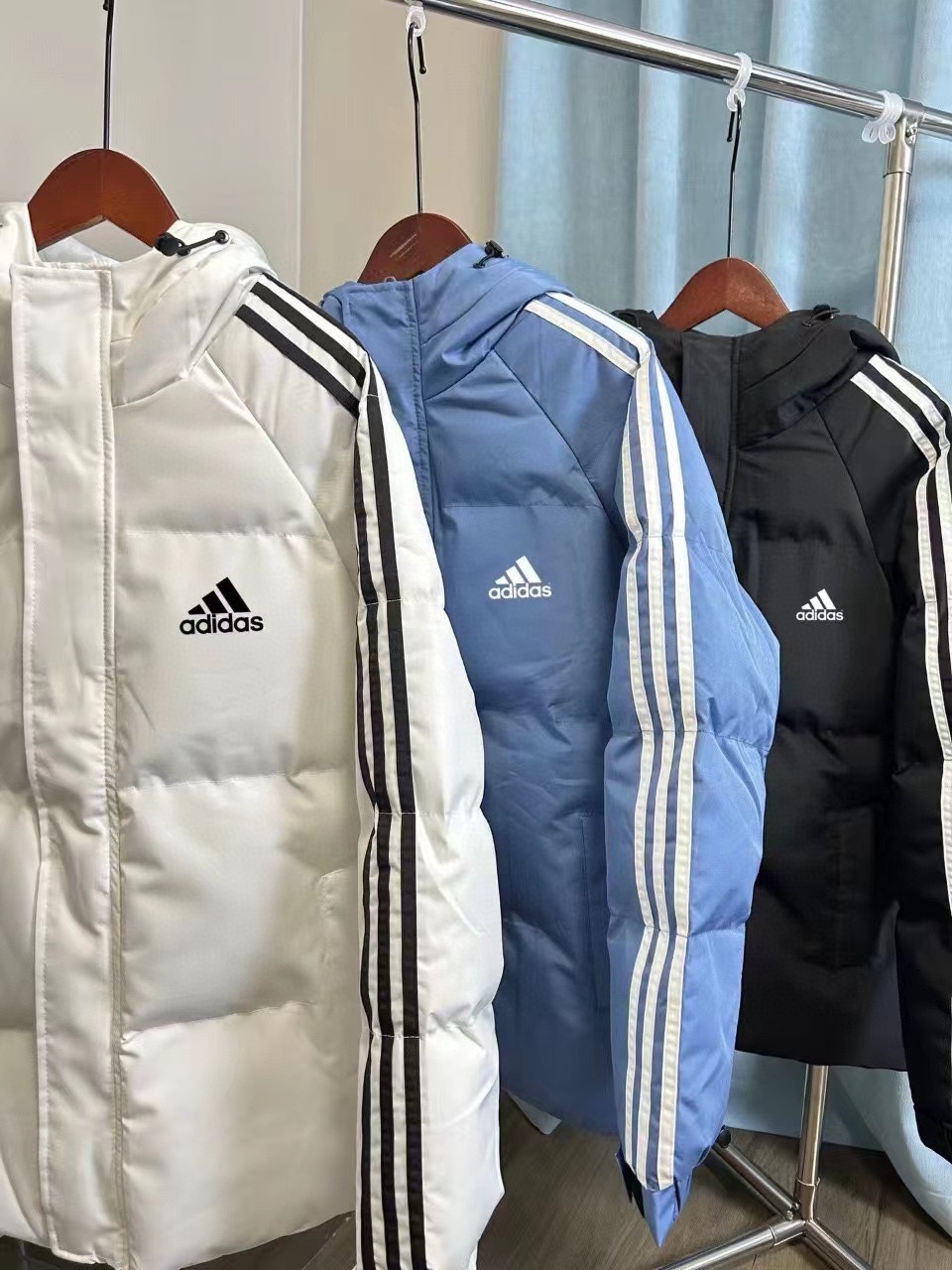 💰135
Adidas/阿迪达斯 24冬季官方爆款 侧边三条杠手塞棉服外套夹克
Ins 抖音 小红书爆款推荐 砖柜断货 一衣难求！
精选进口防风梭织面料 350g新疆羽绒棉填充 超级厚实 保暖指数五颗星 一件过冬‼️
纯色搭配 经典永不过时
 适合各种身材 保暖不臃肿 修身不紧绷！防风松紧袖口锁温保暖 细节满满‼️
 冬季衣柜必备款式 店主自留款 强烈推荐‼️

颜色:黑色 白色 蓝色

尺码：M-2XL

【10653-8202】