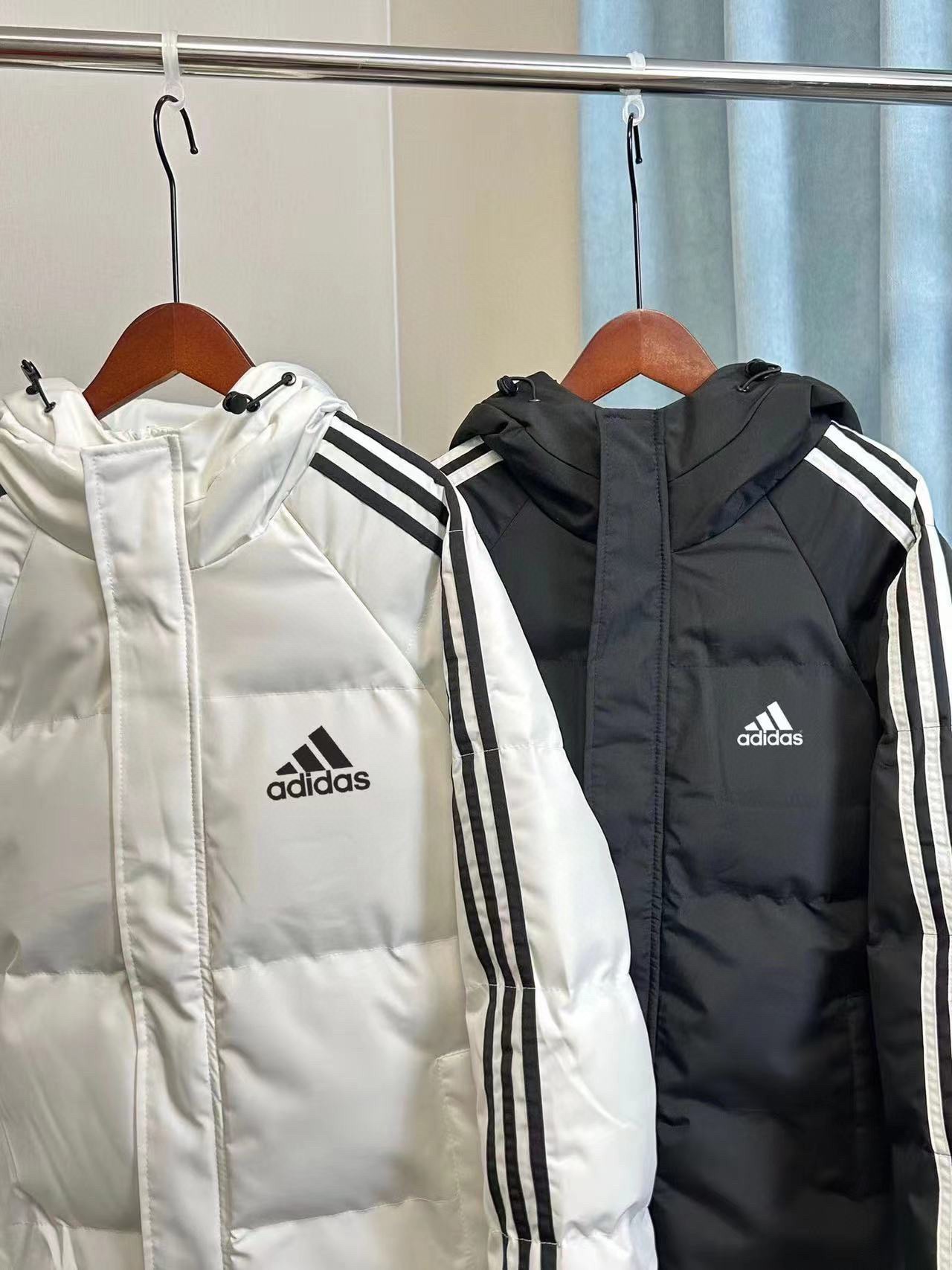 💰135
Adidas/阿迪达斯 24冬季官方爆款 侧边三条杠手塞棉服外套夹克
Ins 抖音 小红书爆款推荐 砖柜断货 一衣难求！
精选进口防风梭织面料 350g新疆羽绒棉填充 超级厚实 保暖指数五颗星 一件过冬‼️
纯色搭配 经典永不过时
 适合各种身材 保暖不臃肿 修身不紧绷！防风松紧袖口锁温保暖 细节满满‼️
 冬季衣柜必备款式 店主自留款 强烈推荐‼️

颜色:黑色 白色 蓝色

尺码：M-2XL

【10653-8202】