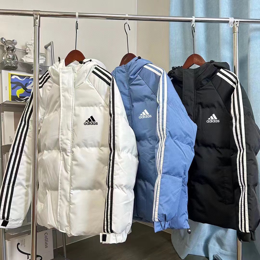 💰135
Adidas/阿迪达斯 24冬季官方爆款 侧边三条杠手塞棉服外套夹克
Ins 抖音 小红书爆款推荐 砖柜断货 一衣难求！
精选进口防风梭织面料 350g新疆羽绒棉填充 超级厚实 保暖指数五颗星 一件过冬‼️
纯色搭配 经典永不过时
 适合各种身材 保暖不臃肿 修身不紧绷！防风松紧袖口锁温保暖 细节满满‼️
 冬季衣柜必备款式 店主自留款 强烈推荐‼️

颜色:黑色 白色 蓝色

尺码：M-2XL

【10653-8202】