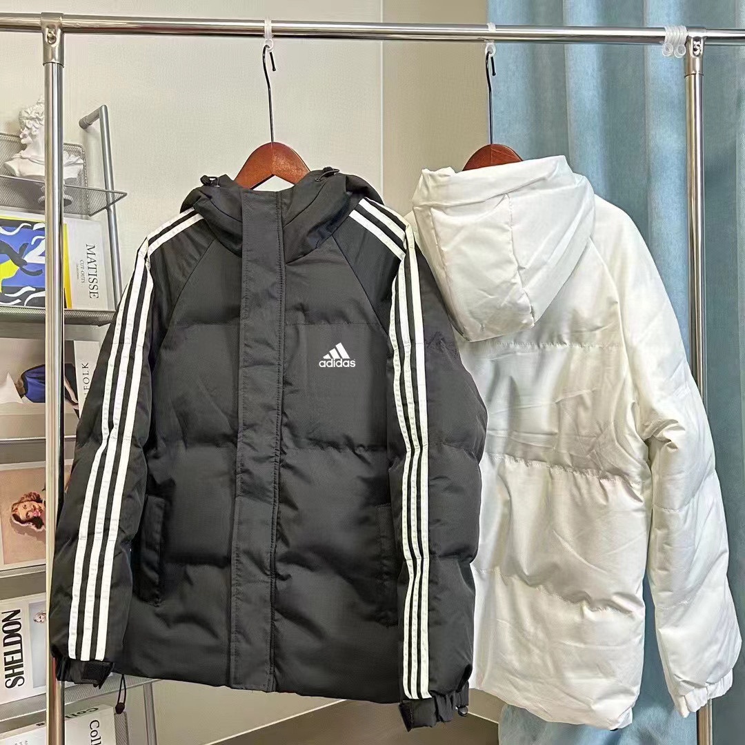 💰135
Adidas/阿迪达斯 24冬季官方爆款 侧边三条杠手塞棉服外套夹克
Ins 抖音 小红书爆款推荐 砖柜断货 一衣难求！
精选进口防风梭织面料 350g新疆羽绒棉填充 超级厚实 保暖指数五颗星 一件过冬‼️
纯色搭配 经典永不过时
 适合各种身材 保暖不臃肿 修身不紧绷！防风松紧袖口锁温保暖 细节满满‼️
 冬季衣柜必备款式 店主自留款 强烈推荐‼️

颜色:黑色 白色 蓝色

尺码：M-2XL

【10653-8202】