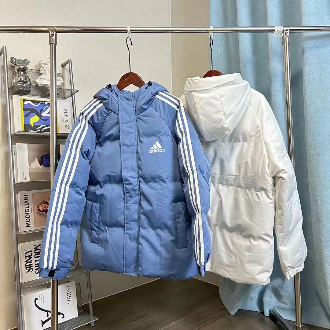 💰135
Adidas/阿迪达斯 24冬季官方爆款 侧边三条杠手塞棉服外套夹克
Ins 抖音 小红书爆款推荐 砖柜断货 一衣难求！
精选进口防风梭织面料 350g新疆羽绒棉填充 超级厚实 保暖指数五颗星 一件过冬‼️
纯色搭配 经典永不过时
 适合各种身材 保暖不臃肿 修身不紧绷！防风松紧袖口锁温保暖 细节满满‼️
 冬季衣柜必备款式 店主自留款 强烈推荐‼️

颜色:黑色 白色 蓝色

尺码：M-2XL

【10653-8202】