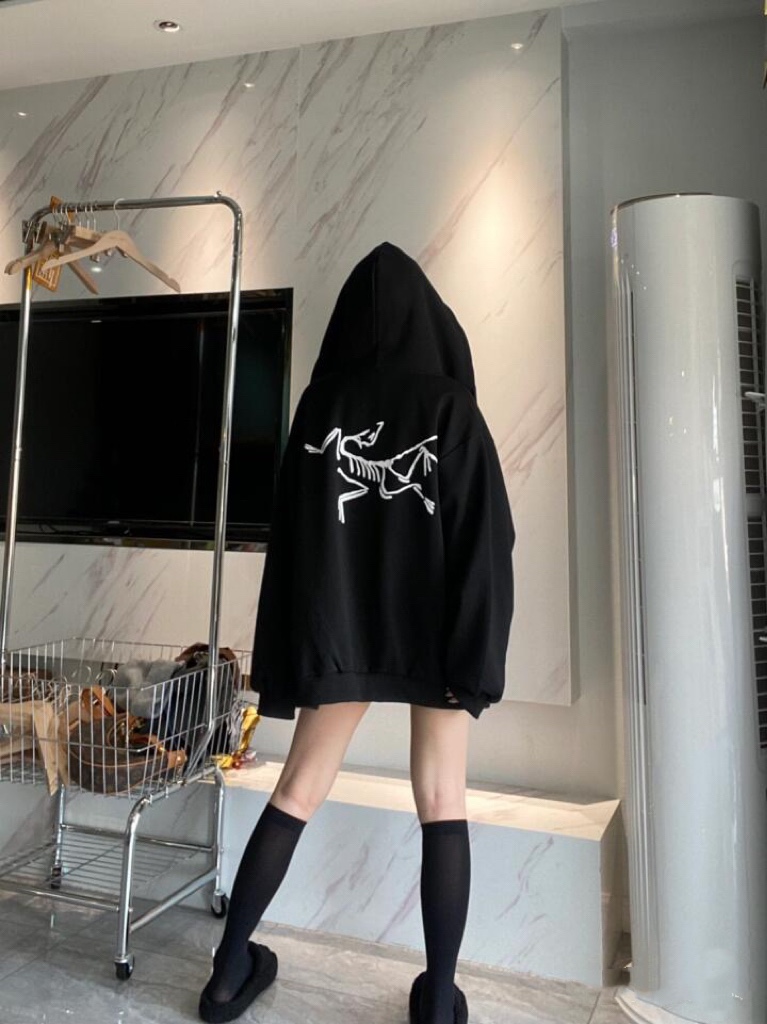 105💰！
始祖鸟连帽卫衣，男女，情侣同款，今年爆火绝对还得是大鸟 真正零差评 零售后版本 面料选用原版420克双纱纯棉面料1V1对照原版制作而成  非普通版内里拼接真正原版一致 袖口隐藏设计 后背采用进口印花原料，细节满满 
颜色：黑色 白色 
尺码丶见图九