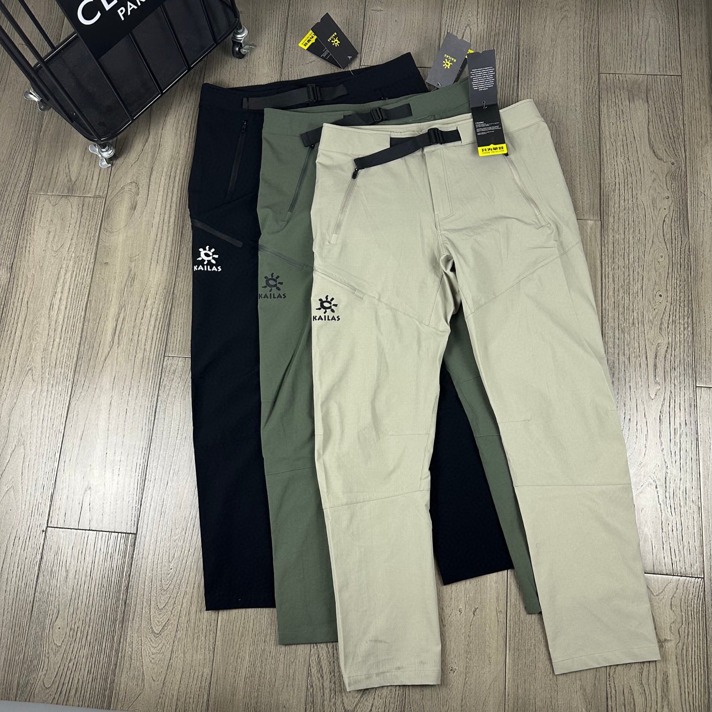 💰120
【KAILAS/凯乐石 25款春秋版户外登山裤!】男女同款!
采用高密度登山布锦纶面料!一穿便知!
非常舒适,具备良好的透气性和运动自由优良的户外登山四面弹 ,耐磨防泼水的功能!简洁的造型非常大气、轻便/高弹力/防泼水/吸湿/排汗!
非常百搭,日常上班 户外运动都可以穿着腰带扣为金属扣腰带精美绝伦、裁剪采用立体三维裁剪使每个部位都更加的合体舒适、膝盖部分做了立体裁剪处理更加适合运动。
颜色:黑色 卡其 军绿
尺码:m-4xl
m l xl xxl 3xl 4xl
裤长:95 97 99 101 103 105
腰围:82 86 90 94 98 102
臀围:100 104 108 112 116 120
(手工测量 误差1-2cm)